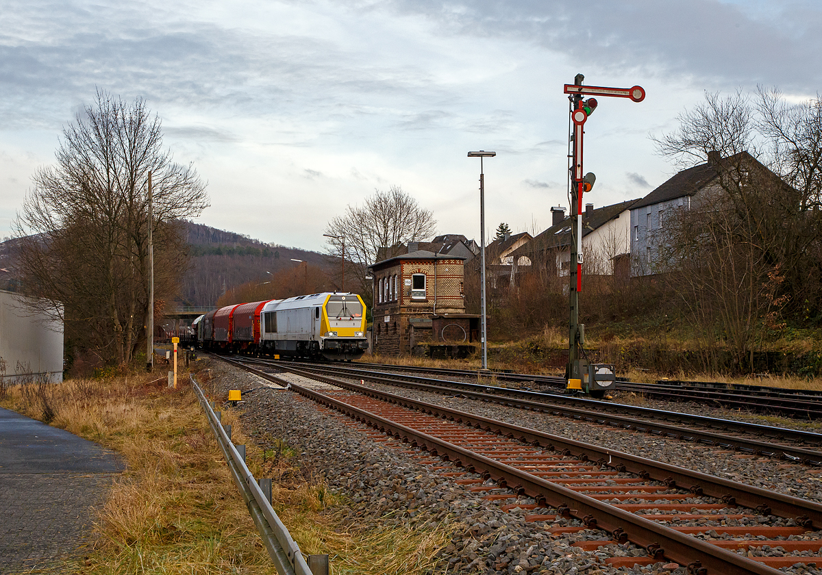 Sie war das letzte Mal in Herdorf, die Miete läuft aus...
Die an die KSW (Kreisbahn Siegen-Wittgenstein) vermietete Voith Maxima 30 CC – VTLT 263 005-5 (92 80 1263 005-1 D-VTLT) der Voith Turbo Lokomotivtechnik GmbH & Co. KG, fährt am 10.12.2021 mit einem sehr langen Übergabegüterzug (leer Wagen) von Herdorf via Betzdorf und Siegen nach Kreuztal.

Hier fährt sie gerade vom KSW Rbf Herdorf (Betriebsstätte Freien Grunder Eisenbahn - NE 447), über Gleis 4 vom Bahnhof Herdorf, bevor es über die Hellertalbahn nach Betzdorf geht. Die Lok passiert gerade das Weichenwärter-Stellwerk Herdorf Ost Ho.
