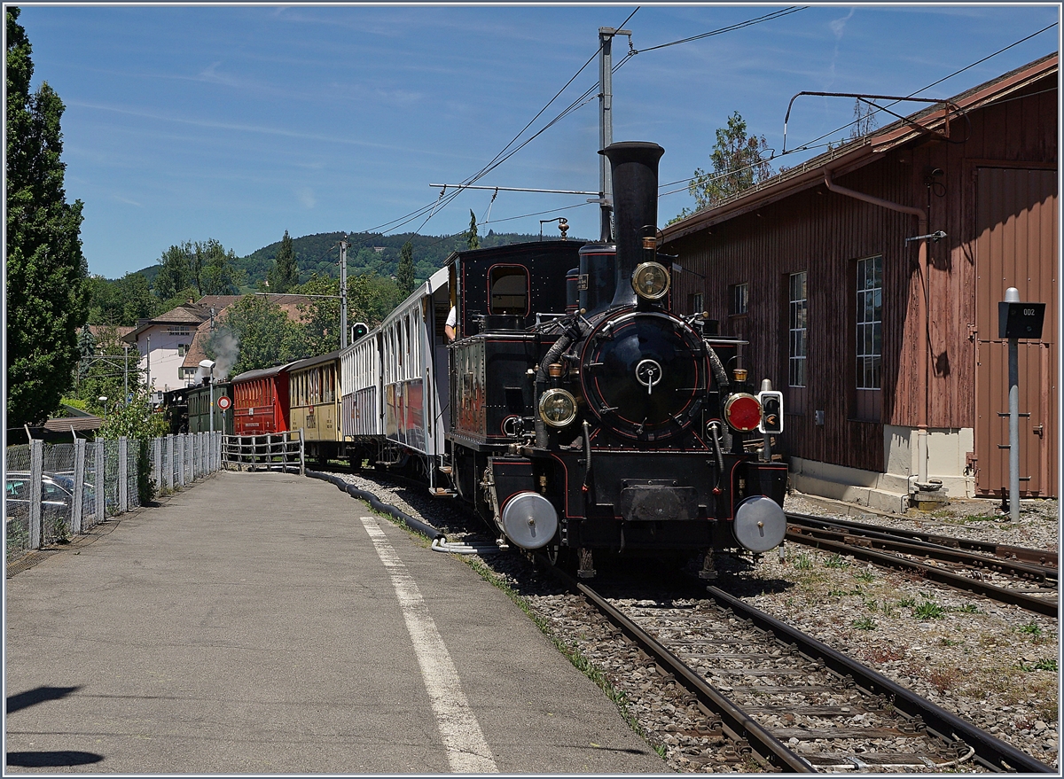 Sieben auf einen Streich: die JS/BAM G 3/3 N° 6 verlässt am Schluss des Extrazugs für die Reisenden der  141R568 - Fahrt  den Bahnhof von Blonay in Richtung Vevey.

8. Juni 2019