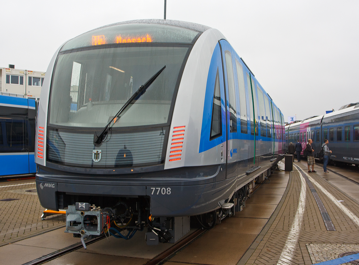 
Siemens Rail Systems pr�sentierte auf der InnoTrans 2014 in Berlin (26.09.2014 auf dem Freigel�nde einen sechsteiligen U-Bahn-Triebzug des Typs C2 f�r die U-Bahn M�nchen der M�nchner Verkehrsgesellschaft mbH (MVG) / Stadtwerke M�nchen GmbH (SWM).

Die neuen U-Bahnz�ge orientieren sich weitgehend an dem bekannten Design der letzten Fahrzeuggeneration (C-Zug), welches vom international renommierten M�nchner Fahrzeugdesigner Alexander Neumeister stammt. Durch Weiterentwicklung des bew�hrten Fahrzeugkonzepts sind die neuen Z�ge vom Typ C2 jedoch noch kundenfreundlicher, wirtschaftlicher und �kologischer als der Typ C1. Vieles stammt dabei aus der j�ngsten Entwicklung f�r Metro-Fahrzeuge, die Siemens unter dem Namen Inspiro vermarktet.

Die Stadtwerke M�nchen GmbH/ M�nchner Verkehrsgesellschaft mbH (MVG)  haben 21 sechsteiligen Gliederz�gen bei Siemens bestellt. Das Investitionsvolumen liegt bei rund 185 Millionen Euro. Gleichzeitig sicherten sich SWM/MVG zwei Optionen auf jeweils 23 weitere U-Bahn-Triebz�ge. Produziert werden die Z�ge in den Siemens-Werken Wien sowie in M�nchen-Allach.

Technische Daten:
Zugkonfiguration: zwei Kopfwagen mit Fahrerstand (KW1 und KW2) und vier Mittelwagen (MW).
Spurweite: 1.435 mm
Achsfolge Bo’Bo’+Bo’Bo’+Bo’Bo’+Bo’Bo’+Bo’Bo’+Bo’Bo’
L�nge �ber Kupplung:114.800 mm
Drehzapfenabstand je Wagen: 12.000 mm
Achsabstand im Drehgestell: 2.100 mm
Fahrzeugbreite: 2.900 mm
Fu�bodenh�he �ber Schienenoberkante: 1.100 mm
Raddurchmesser: 850 mm (neu) / 770 mm (abgenutzt)
Leergewicht: ca. 168.000 kg
Wagenkasten-Material: Aluminium
Max. Achslast: 12 t
Sitzpl�tze: 220
Stehpl�tze (4 Pers./m�): 720
Zugkapazit�t bei 4 Fahrg�sten/m�: 940
Fahrgastt�ren pro Wagen: 6 (3 je Steite)
Minimaler Kurvenradius Betriebsgleis / Betriebshof: 270 m / 70 m
Maximal befahrbare Steigung: 5 %
H�chstgeschwindigkeit: 90 km/h
Maximale Anfahrbeschleunigung: 1,33 m/s�
Mittlere Bremsverz�gerung: 1,2 m/s�
Fahrleitungsspannung: 750 V DC  �ber 3. Schiene
