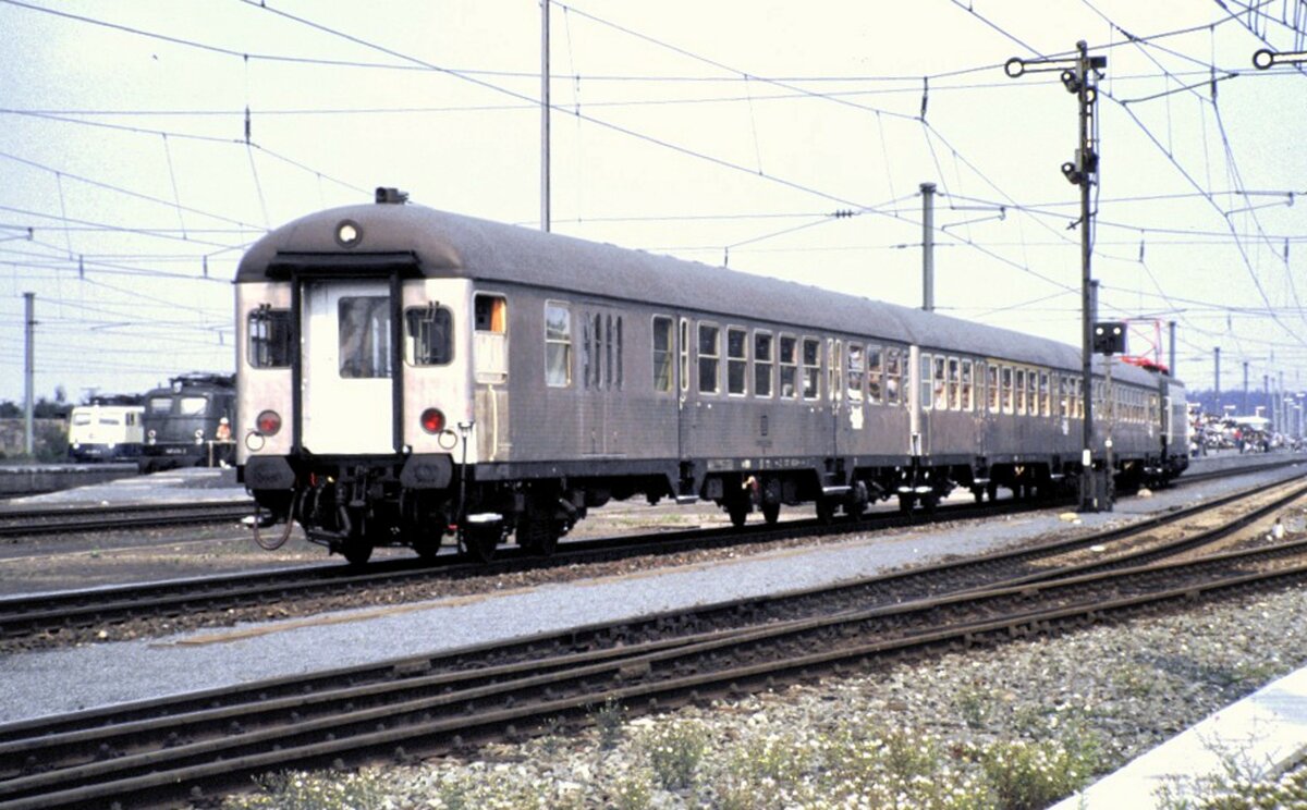 Silberling Steuerwagen der 1. Generation; Es schiebt 141 072-9 bei der Parade 150 Jahre Eisenbahn in Deutschland in Nürnberg am 14.09.1085.