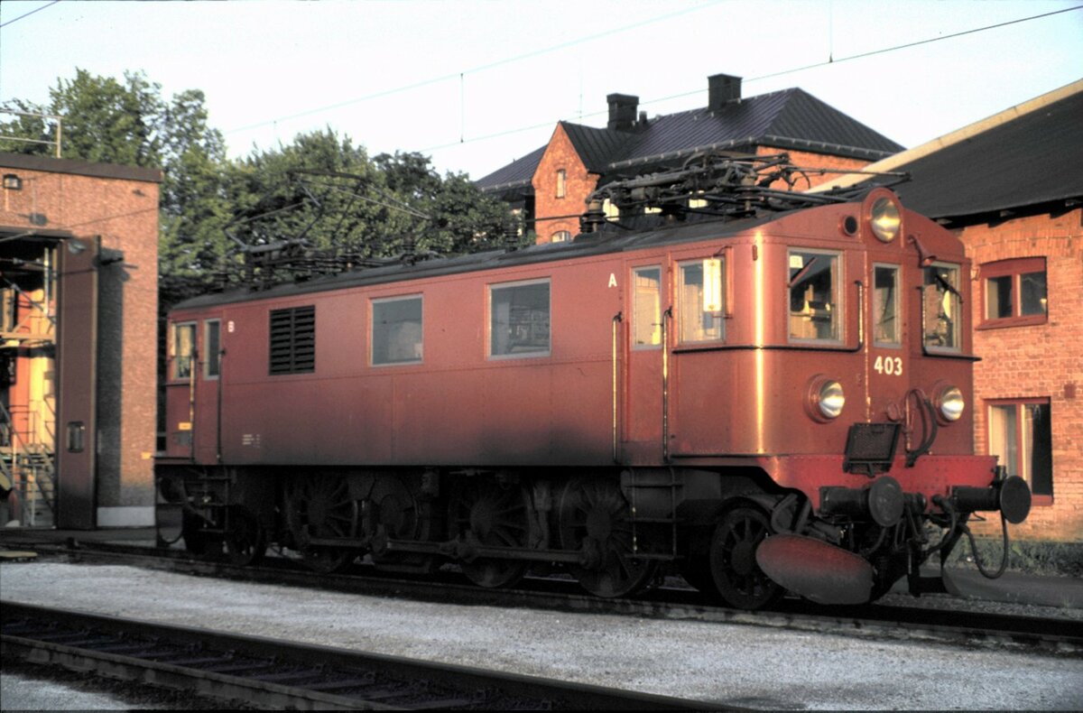 SJ Du 2 Nr.403 in Hallsberg am 13.08.1985.