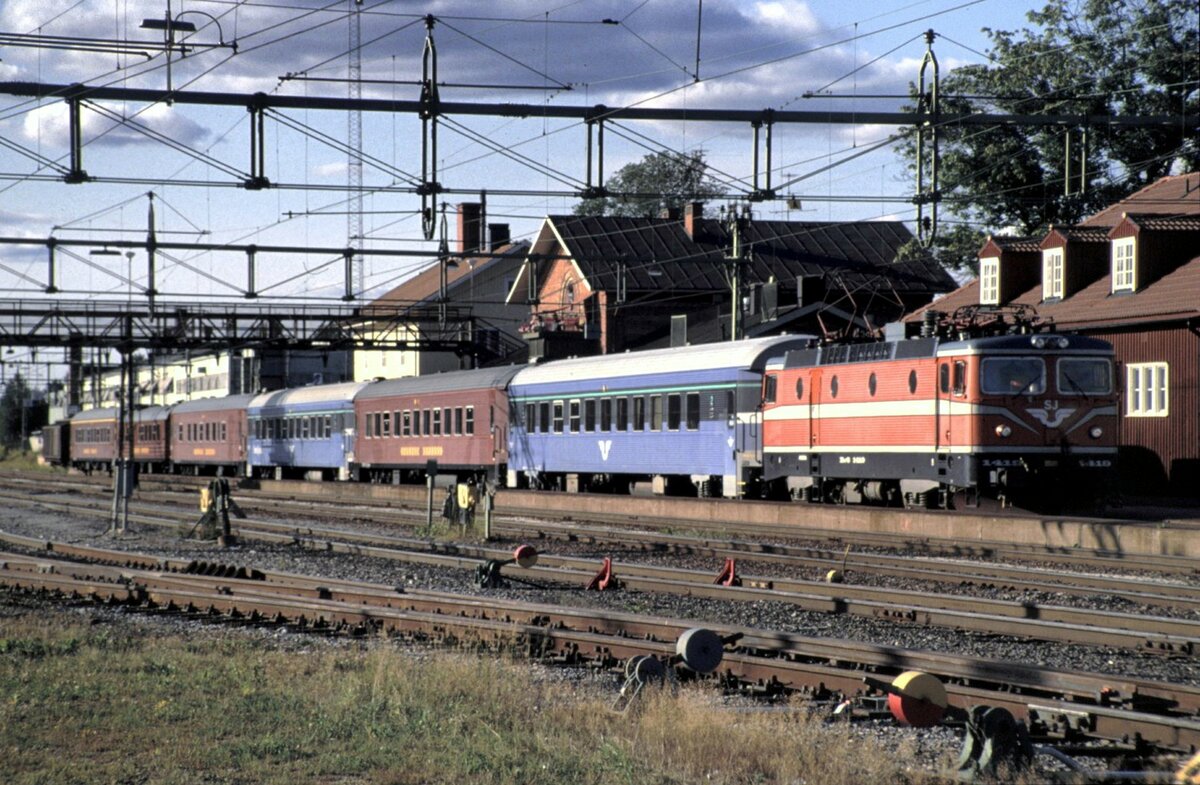 SJ Rc 6 Nr.1419 mit Personenzug in Charlottenberg am 25.08.1994.