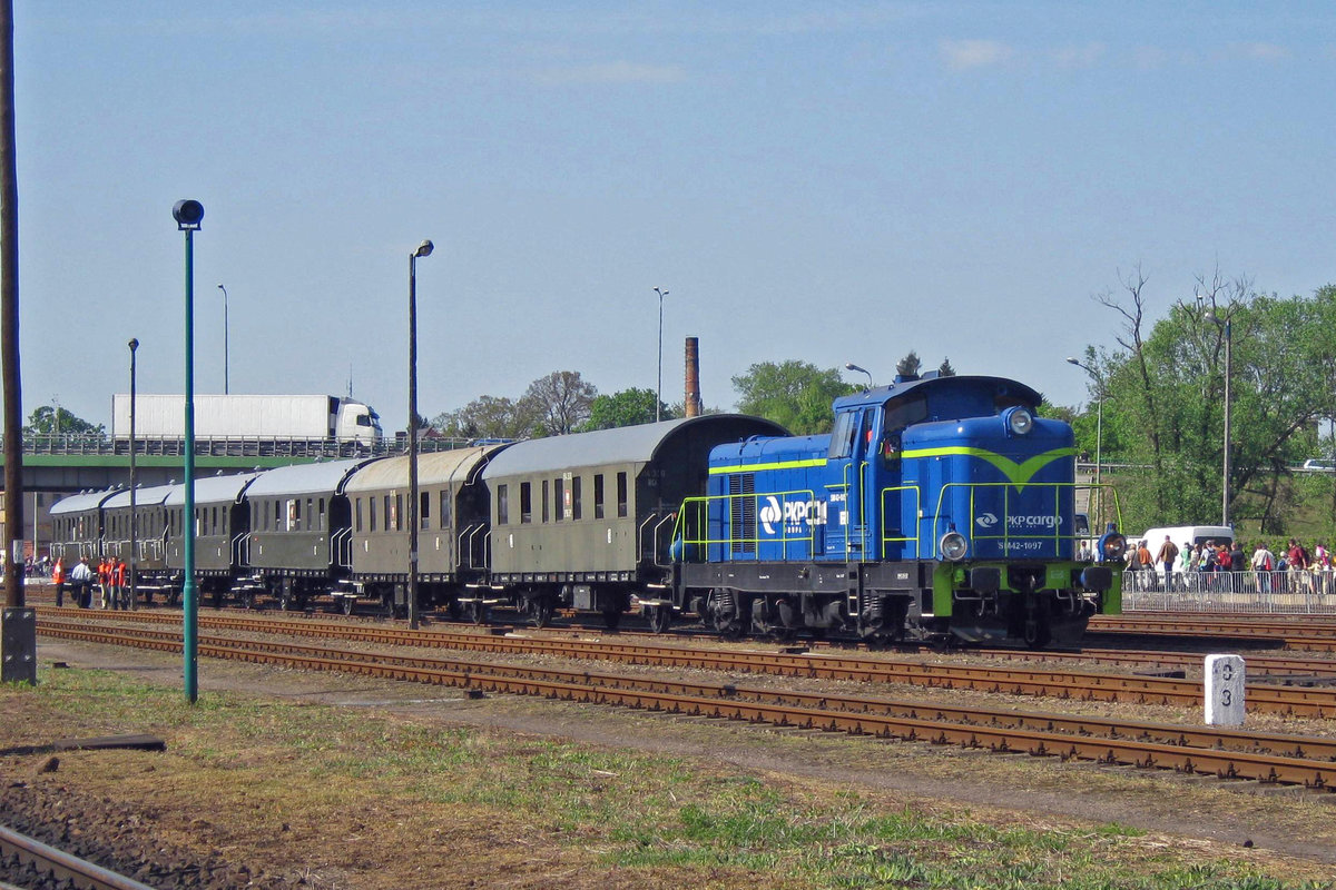 SM42-1097 passiert während der Lokparade mit ex-KPEV-Donnerbuchsen durch Wolsztyn am 30 April 2011.