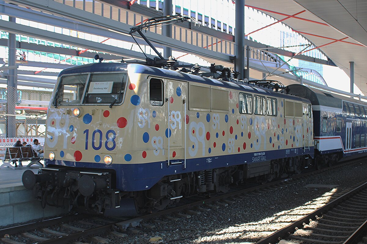 Smart Rail 111 108 steht am 19 Mai 2025 mit ein RB in Duisburg Hbf.