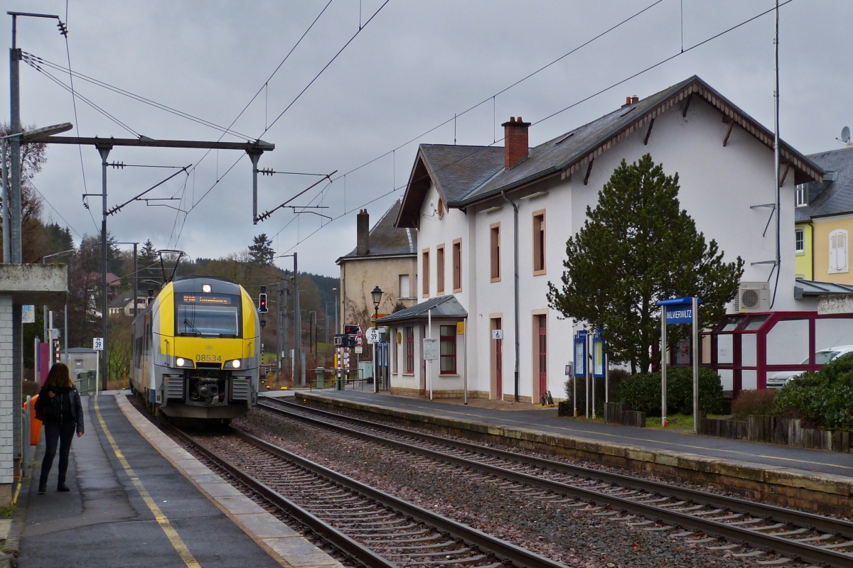 SNCB Triebzug 08534 kommt als IC 110 am 02.12.2020 aus Drauffelt in Wilwerwiltz an.
Ab dem Fahrplanwechsel verkehren diese Züge während der Woche im Stundentakt zwischen Lüttich und Luxemburg, bisher im 2 Stundentakt..
Von diesem Bahnhof beginnen unser meisten Ausflüge mit der Bahn. 
