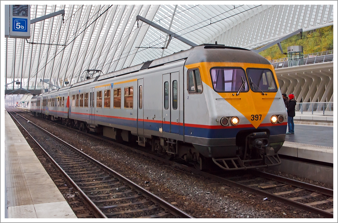 SNCB/NMBS Triebzug 397 AM 80 am 23.11.2013 im Liège Guillemins (Lüttich).

Die zunächst zweiteiligen Triebzüge wurden ab 1980 von einem Konsortium aus Ateliers de constructions électriques de Charleroi (ACEC) und La Brugeoise et Nivelles (BN) gefertigt, um ab 1984 mit einer Betriebsgeschwindigkeit von bis zu 160 km/h im innerbelgischen Fernverkehr eingesetzt zu werden. Mit der Einführung der Zuggattungen IC und IR wurden die Triebzüge der Reihe AM 80 zum neuen Aushängeschild der belgischen Staatsbahnen und die ersten nicht lokbespannten Züge, die Geschwindigkeiten über 140 km/h erreichen konnten. 
Die Züge verfügen im Gegensatz zu ihren Vorgängern über automatische +GF+-Kupplungen. Eine betriebliche Kupplung ist mit diesen daher nicht möglich.

Die kurze Zuglänge als auch der Kupplungstyp hatten zur Folge, dass bei einer Kapazitätssteigerung jeweils nur die AM 80 miteinander gekuppelt werden konnten, so dass letztlich weniger Züge zur Verfügung standen. Die NMBS/SNCB entschied sich 1990 daher, die Züge um einen Mittelwagen zu ergänzen, welcher im Vergleich zu den Köpfen eine deutlich bessere Innenausstattung erhielt. Die Wagen wurden zwischen 1992 und 1995 im Ausbesserungswerk Mechelen umgebaut. Dabei erhielten sie zeitgleich eine neue Lackierung in Grau mit blauen und roten Streifen im damals aktuellen Memling-Farbschema der SNCB.

Die dreiteiligen Einheiten bestehen aus einem Steuerwagen, einem Mittelwagen und einem angetriebenen Endwagen. Der angetriebene Wagen verfügt über vier Fahrmotoren mit einer Stundenleistung von je 310 kW. Die automatische Kupplung der Züge ermöglicht in Kombination mit der Vielfachsteuerung einen Zusammenschluss von bis zu 6 Triebwagen. Die Endwagen sind mit Drehgestellen von Wegmann ausgestattet, während die nachträglich eingefügten Mittelwagen über luftgefederte Laufdrehgestelle des italienischen Herstellers Fiat verfügen, die baugleich mit den Drehgestellen der Reihe AM 96 sind.

Technische Daten:
Achsformel:  Bo'Bo'+2'2'+2'2'
Spurweite:  1435 mm (Normalspur)
Länge über Kupplung:  75.810 mm
Höhe:  4.392 mm
Breite:  2.800 mm
Kleinster bef. Halbmesser:  125 m
Dienstgewicht:  151,0 t
Höchstgeschwindigkeit:  160 km/h
Stundenleistung:  1.240 kW
Beschleunigung:  0,54 m/s²
Stromsystem:  3 kV DC
Stromübertragung:  Oberleitung (Einholmstromabnehmer)
Anzahl der Fahrmotoren:  4
Kupplungstyp:  +GF+-Kupplung
Sitzplätze:  254