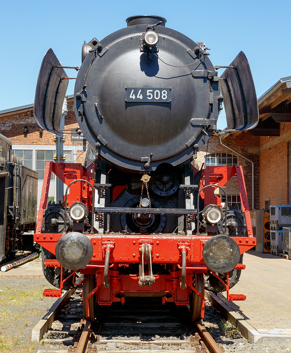 
So frontal sieht sie fahrbereit aus...Die schwere Güterzug-Dampflokomotive 44 508, ex DB 044 508-0, steht am 05.05.2018 vor dem Lokschuppen vom Erlebnisbahnhof Westerwald der Westerwälder Eisenbahnfreunde 44 508 e. V. hier war Museumstag. Die Lok ist Eigentum vom DB-Museum und eine Leihgabe an die Eisenbahnfreunde, die nach ihr ihren Verein genannt haben.