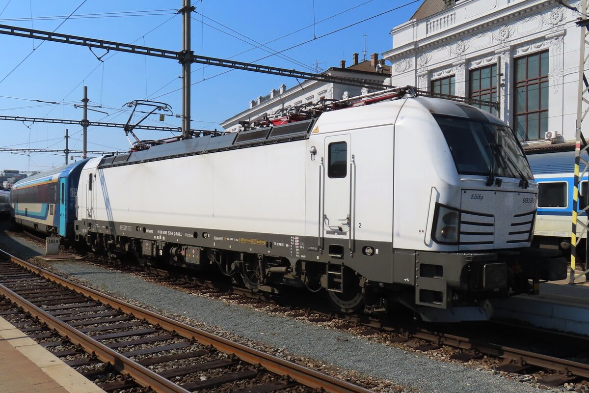 S�ldner 6 193 576 'Eliska' steht mit der METROPOLITAN-EC nach Praha hl.n. am 19 September 2024 in Brno hl.n.