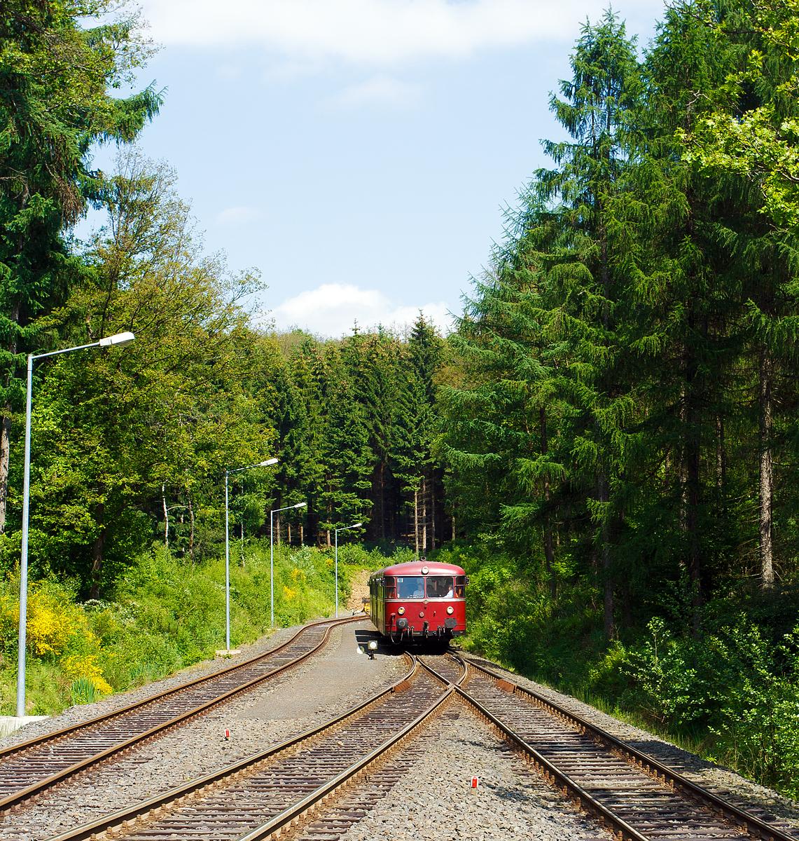 Sonderfahrt vom Förderverein Schienenbus e.v., Menden am 02.06.2012, u.a. von Herdorf zur Grube Pfannenberger Einigkeit eine priv. Strecke der Kreisbahn Siegen-Wittgenstein (Betriebsstätte Freien Grunder Eisenbahn - NE 447). Um die letzten Höhenmeter zu überwinden gibt es hier die Spitzkehre Pfannenberg in der ein letzter Richtungswechsel erfolgt.

Hier fährt die Schienenbusgarnitur, bestehend aus Schienenbus 796 690-6, Beiwagen 996 309-1 und Schienenbus 796 802-7, nun hinauf.

Heute gibt es zwischen Herdorf und der Grube Pfannenberger Einigkeit noch jeden Werktag Güterverkehr, obwohl die Erzgrube Pfannenberger Einigkeit ihren Betrieb im April 1962 aufgegeben hat. An ihrer Stelle benötigen seitdem die Schäfer Werke KG den Anschluss für die Zulieferung von Stahlcoils sowohl als Rohstoff als auch für ihren Handel mit deren Zuschnitten nach Kundenwunsch.

Eigentlich war und ist die Steigung nicht so das Problem, aber die Wagen sind schwer. Früher ging es mit beladenen Erzwagen hinab, heute geht es mit beladenen Coilwagen hinauf.
