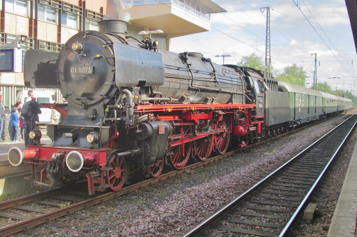 Sonderzug mit 01 1075 treft in Trier ein am 28 April 2018.