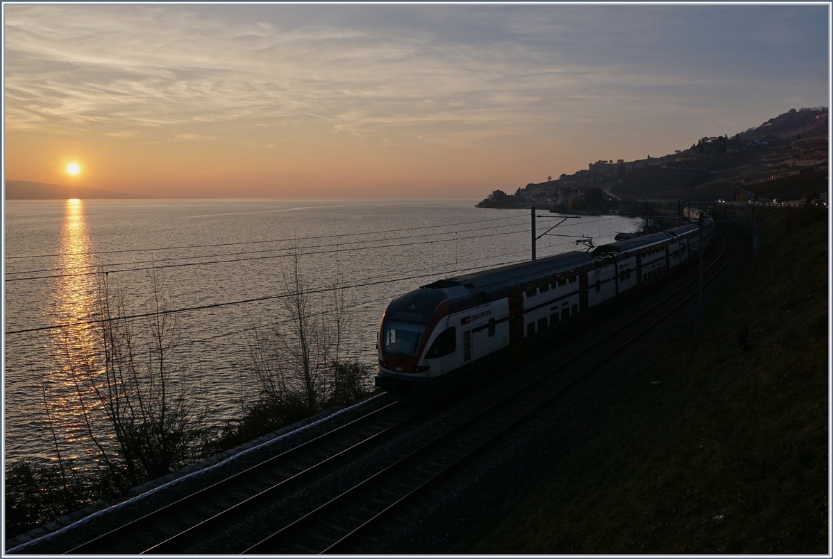 Sonnenuntergang am Genfersee; dies im Vergleiche zum BB.de Bild etwas weniger stark bearbeitete Bild zeigt nur sehr schemenaft einen SBB RABe 511 auf dem Fahrt Richtung Rivaz, und beschränkt sich ansonsten bewusst auf die sich mir beim Fotografieren gebotene Stimmung (soweit dies in einem Bild zu vermitteln ist) .
25. JAn. 2019