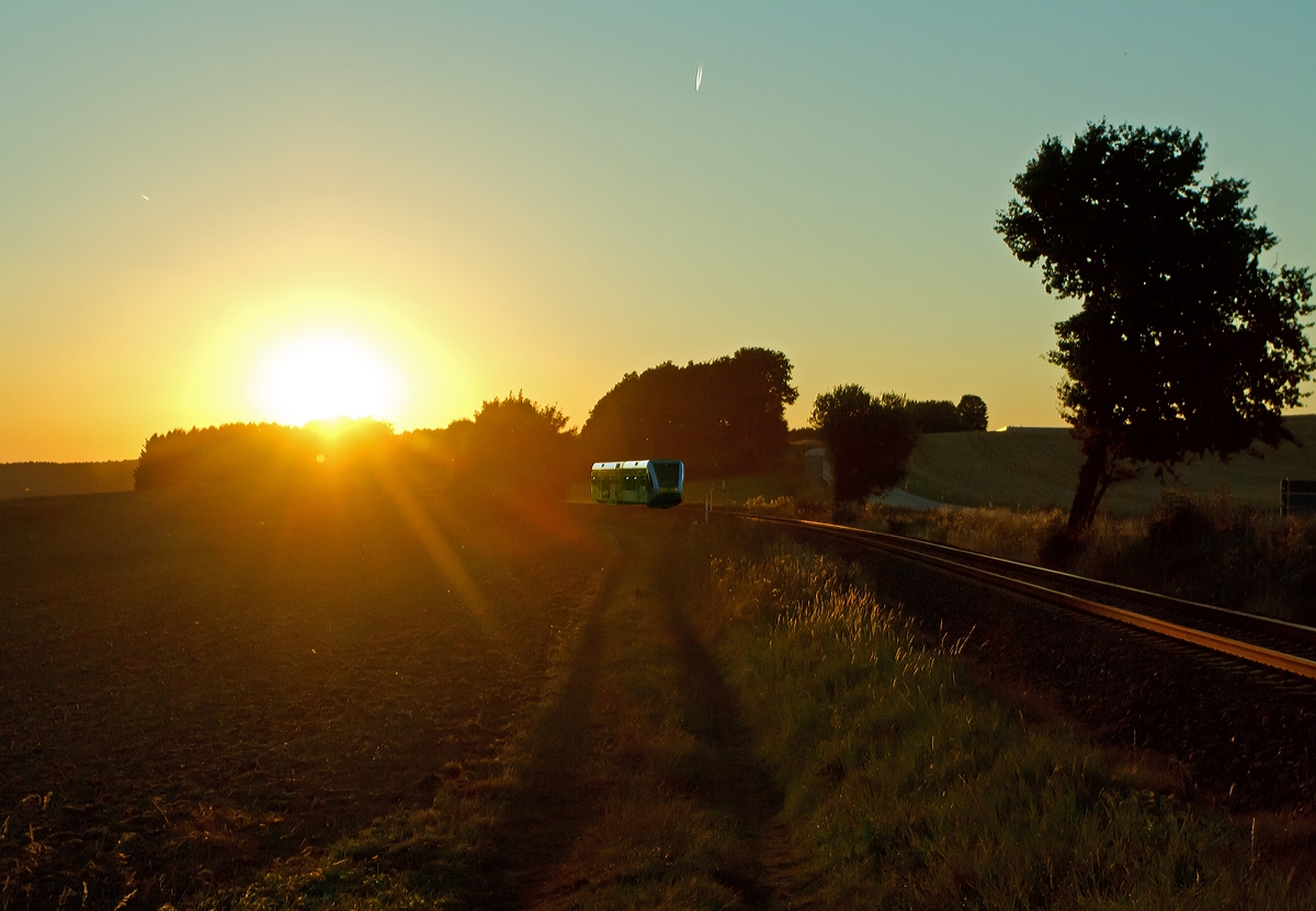 Sonnenuntergang an der Oberwesterwaldbahn (KBS461)...

Der VT 123 der vectus Verkehrsgesellschaft mbH, ein Stadler GTW 2/6, f�hrt am 05.09.2013 (19:46 Uhr) der untergehenden Sonne entgegen, hier hinter Hachenburg in Richtung Altenkirchen.

Er f�hrt als RB 28 (Oberwesterwald-Bahn) die Verbindung Limburg(Lahn) - Westerburg - Hachenburg - Altenkirchen - Au (Sieg).

Anmerkung: Eine etwas andere Bildvariante von dem BB-Bild
