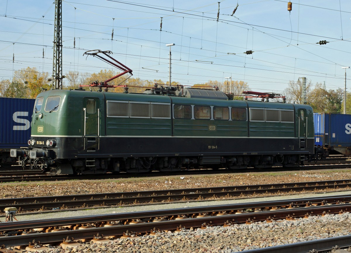 SRI: Die 151 124-5 (ehemals DB) mit dem Originalanstrich wartete am 30. Oktober 2015 in Weil am Rhein auf ihren nächsten Einsatz.
Foto: Walter Ruetsch