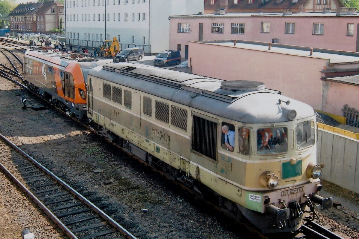 ST43-170 pröttelt ganz leise mit der DRAGON durch Wolsztyn am 30 April 2011.