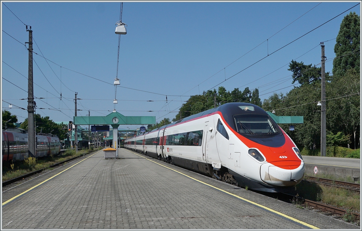 Statt wie früher in Lindau HBF kann nun in Bregenz Fahrzeuge der ÖBB, DB und SBB sehen: 
Die SBB ETR 610 005 verlässt als EC von Zürich nach München den Bahnhof von Bregenz. 

14. August 2021 