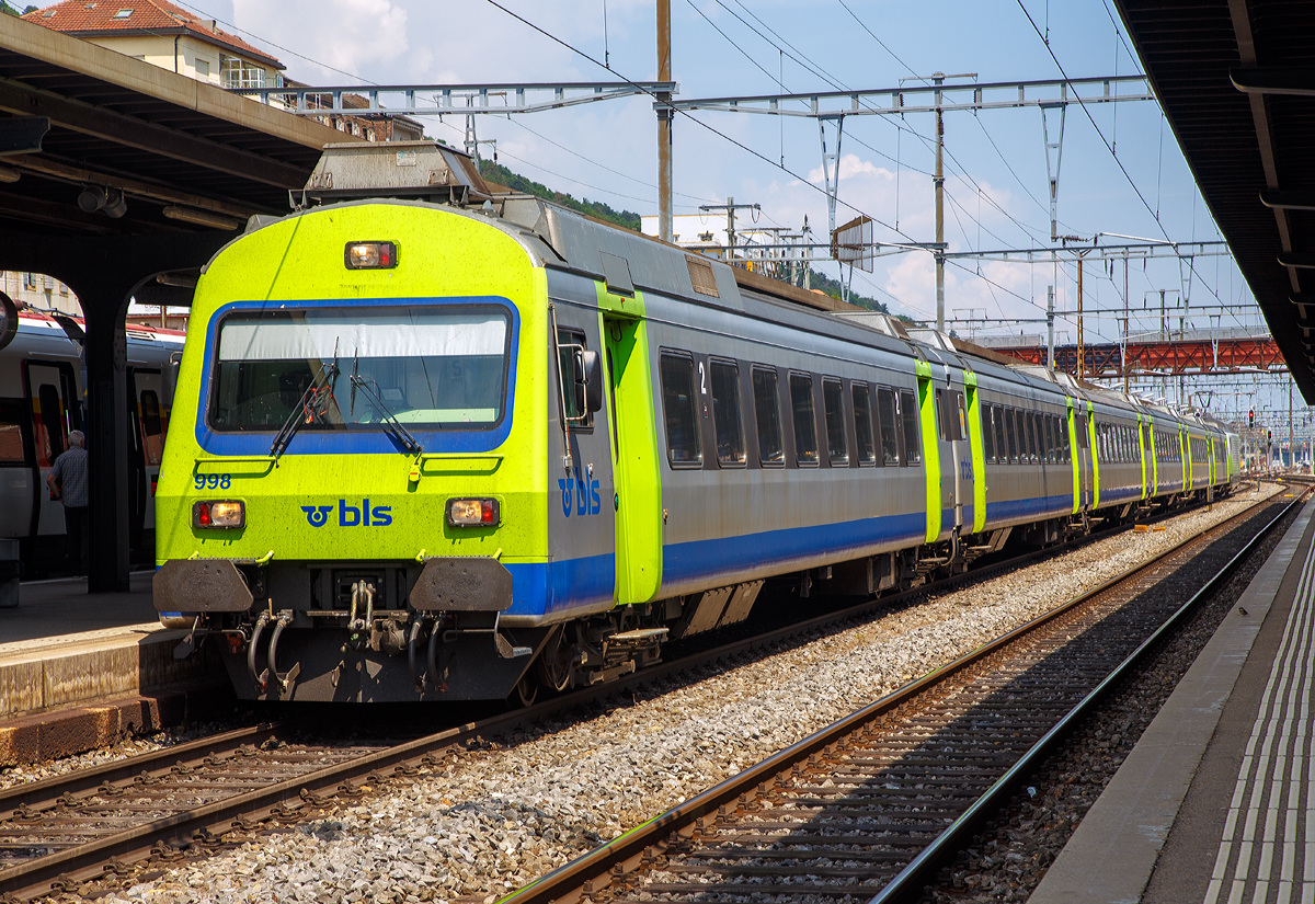
Steuerwagen voraus steht am 18.05.2018 der BLS EW III-Pendelzug im  Bahnhof Neuchâtel.