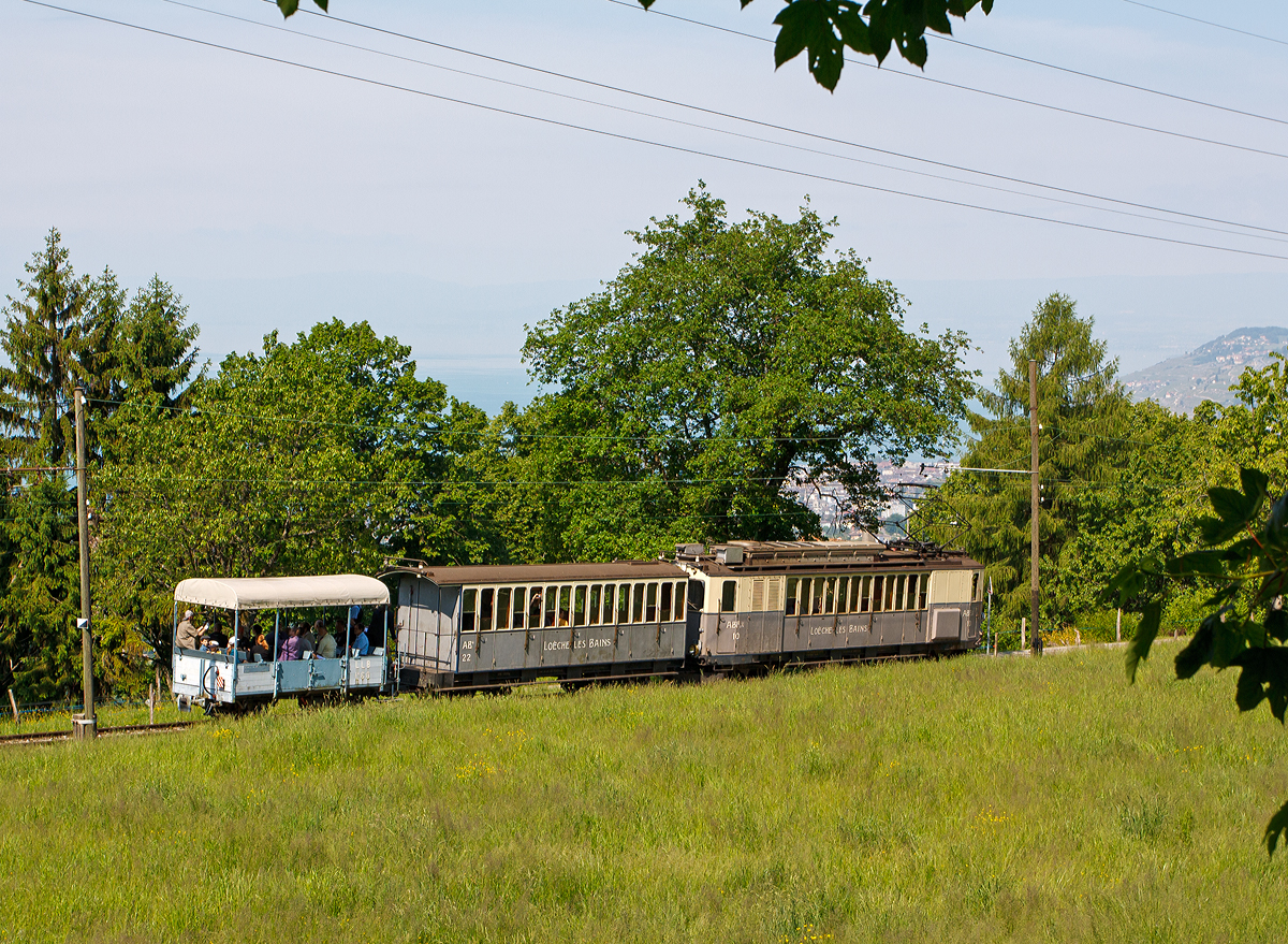 Stillecht f�hrt Museumszug als Leuk-Leukerbad-Bahn (LLB), franz�sisch Chemin de fer Lo�che–Lo�che-les-Bains, am 27.05.2012 in Richtung Blonay hinab...

Vorne der Triebwagen ex LLB ABFe 2/4 – 10, urspr�nglich LLB BCFeh 2/4 – 10, in der Mitte der Personenwagen  ex LLB AB 4 – 22 urspr�nglich LLB BC 4 – 22 und am Schluss der ehemalige LLB G�terwagen L 60 (restauriert zum Sommerwagen/Aussichtswagen).

Triebwagen ABFe 2/4: 
Drei dieser Triebwagen (10, 11 und 12) wurden 1914 von den SWS, SIG und BBC gebaut. Je zwei 255 PS-Motoren konnten die ein Dienstgewicht von 33 Tonnen aufweisenden Fahrzeuge, mit einer L�nge �ber Puffer von 12,6 Metern und einer H�chstgeschwindigkeit von 45 km/h auf Adh�sion und 18 km/h auf Zahnstange bergauf bewegen. Sie boten acht Sitzpl�tze in der ehemaligen zweiten und 24 Sitze in der ehemaligen dritten Wagenklasse. In den Wintern 1944/1945 und 1945/1946 wurden die Triebwagen in den Werkst�tten der SIG, SLM und BBC grundlegend erneuert. Dabei ersetzten kleinere und st�rkere Motoren die beiden urspr�nglichen jeweils Antriebe.

Mit der Typenbezeichnung nahm man es bei der LLB nicht so genau. So fehlte der Index  h  f�r den Zahnradantrieb. Total irref�hrend jedoch war die Bezeichnung 2/4. Wohl besa� das Fahrzeug nur 2 Motoren, da die beiden Achsen der Drehgestelle mit Kuppelstangen verbunden waren und daher alle 4 Achsen angetrieben, w�re die korrekte Bezeichnung nat�rlich ABFeh 4/4 bzw. BCFeh 4/4 gewesen.

Personenwagen  ex LLB AB 4 – 22:
Die Schweizerische Wagons- und Aufz�gefabrik AG, Schlieren-Z�rich (SWS) baute 1915 drei dieser Wagen (BC4 Nr. 20 bis 22) f�r die LLB, dieser (Nr. 22) blieb bei der BC erhalten.
Technische Daten:
Spurweite: 1.000 mm
L�nge �ber Puffer: 9.360 mm
Gewicht: 9 t
Sitzpl�tze: 30

G�terwagen L� 60 (restauriert zum Sommerwagen/Aussichtswagen):
Zwei dieser G�terwagen wurden ebenfalls 1915 von der SWS f�r die LLB gebaut, beide sind heute bei der BC erhalten und wurden zum Sommerwagen/Aussichtswagen umgebaut.

Technische Daten:
Spurweite: 1.000 mm
L�nge �ber Puffer: 5.800 mm
Gewicht: 4 t

Der Bau der Leuk-Leukerbad-Bahn begann am 29. Februar 1912. Um Kosten zu sparen, verlegte man die Schienen auf einer L�nge von 2,5 Kilometern im Planum der Stra�e nach Leukerbad. Am 15. Juli 1915 wurde der Fahrbetrieb aufgenommen.

Die Trasse der Leuk-Leukerbad-Bahn zweigte von der Hauptstrecke Lausanne–Brig ab. Der Ausgangspunkt liegt im Rhonetal auf einer H�he von 623 Meter �ber Meer und auf dem Gemeindegebiet des Leuker Ortsteils Susten. Um den zentral in Leuk (franz�sisch Lo�che) gelegenen Bahnhof vom etwas abseits gelegenen Staatsbahnhof zu unterscheiden, wurde der Fernbahnhof urspr�nglich als Leuk SBB bezeichnet. Der in der Ortschaft Leuk gelegene Bahnhof hie� hingegen Leuk Stadt.

Vom Startpunkt aus f�hrte die Strecke durch das Dalatal �ber das etwas h�hergelegene Leuk hinauf zum Kurort Leukerbad (franz�sisch Lo�che-les-Bains) auf einer H�he von 1.394 Metern. Um den H�henunterschied von 771 Metern und die Steigungen von bis zu 160 Promille zu �berwinden, waren 5,1 Streckenkilometer mit einer Zahnstange des Systems Abt versehen.

Neben den drei gr��eren Stationen Leuk SBB, Leuk Stadt und Leukerbad existierten weitere kleine Zwischenstationen. Dies waren der Bahnhof Inden und die Haltepunkte Albinen, Rumeling und Russengraben. Die Depotgeb�ude und die Werkstatt der Leuk-Leukerbad-Bahn befanden sich am Ausgangspunkt Leuk SBB. Am Endpunkt Leukerbad bestand zus�tzlich eine kleine Remise.

In den ersten Betriebsjahren fuhren die Z�ge im Winter jedoch nur von Leuk Bahnhof bis Leuk Stadt. Die letzte Fahrt fand am 27. Mai 1967 statt. Danach wurde die Bahnlinie stillgelegt und zum gr��ten Teil zur�ckgebaut. Einer der Gr�nde f�r die Einstellung lag in der Trassierung, die zu Behinderungen des Stra�enverkehres gef�hrt hatte. Au�erdem w�re die Auswechselung der in die Jahre gekommenen Fahrzeuge durch neues Rollmaterial zu kostspielig gewesen.

Heute setzt die LLB, die Abk�rzung steht heute f�r Verkehrsbetriebe Leuk-Leukerbad und Umgebung, auf der Strecke nach Leukerbad Omnibusse ein. Das Empfangsgeb�ude von Inden blieb erhalten und wird heute als Dorfladen verwendet.
