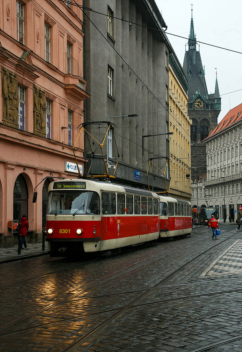 Stra�enbahn Prag, der Triebwagen DPP 8301 ČKD Tatra T3R.P gekuppelt mit einem weiteren ČKD Tatra T3R.P, am 23.11.2022, als Linie 9, auf der Senov�n� n�měst� Prag.

Im Hintergrund der Heinrichsturm (Jindři�sk� vě�) ein Glockenturm in der Prager Neustadt in gotischem Baustil. Der Turm hat eine H�he von 67,7 Metern und wurde von 1472 bis 1475 erbaut.
