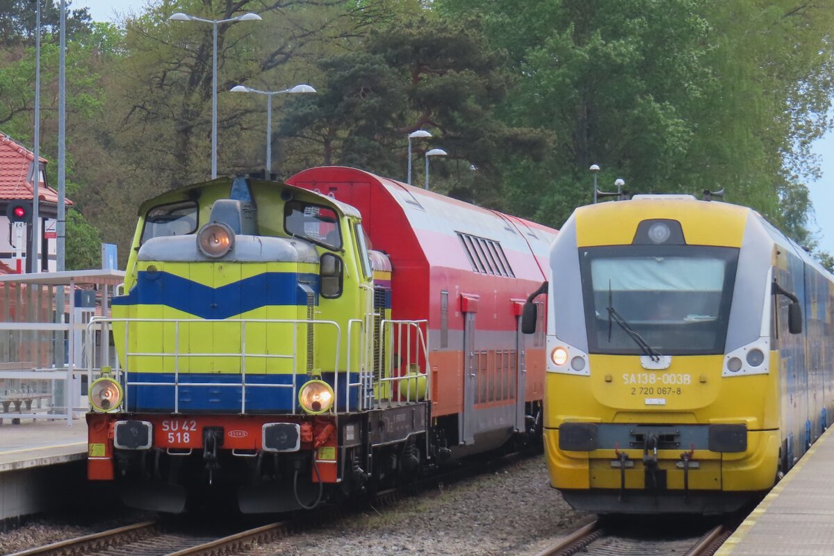 SU42-518 steht mit ein PolRegiozug nach Gdynia abfahrtbereit in Hel am 5 Mai 2024. Hel wird öfter von Niederlandische Bahnfans besucht um zuhause sagen zu können, Mann ist aus der Hölle Rückgekehrt -'Hel' ist Niederlandisch für 'Hölle . 