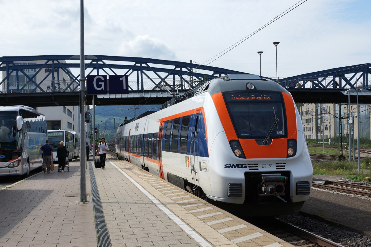 SWEG: Einer der wenigen Z�ge aus Staufen-Breisgau mit dem  nigelnagelneuen  ET 151 bei der Ankunft in Freigurg im Breisgau am 3. September 2015.
Foto: Walter Ruetsch  