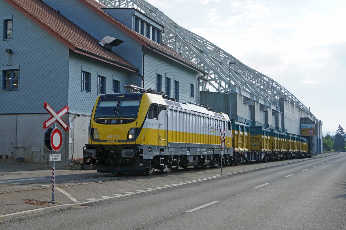 SWISS RAIL TRAFIC: Sondermüllzug ab Kölliken nach Niederglatt mit der Rem 487 001 von Bombardier vor der Deponie in Kölliken am 2. Juni 2015.
Foto: Walter Ruetsch
