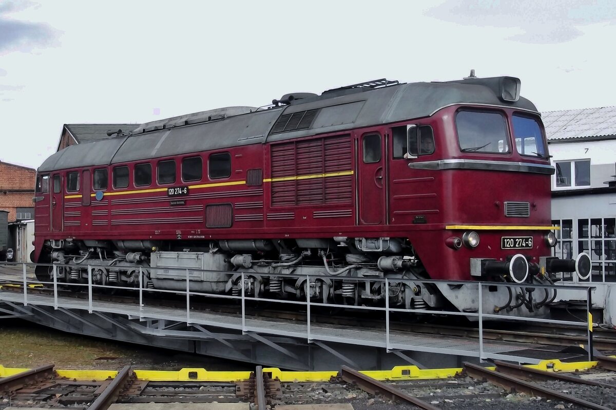 Taigatrommel 120 274 steht am 19 Setember 2015 ins Bw Arnstadt während ein Offener Tur Tag.