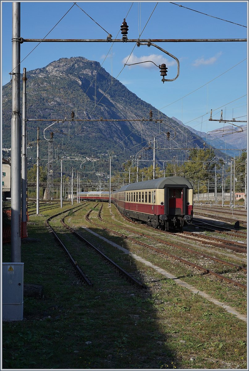 TEE - Wagen, so weit das Auge reicht...
Diese TEE-Wage fuhren zwar nie planmässig in Domodossola vorbei, doch Domodossola wurde frührer von zwei TEE Verbindungen bedient: TEE  Lemano  Milano - Geneve und TEE  Cisalpin  Milano - Paris. 

10. Okt. 2019