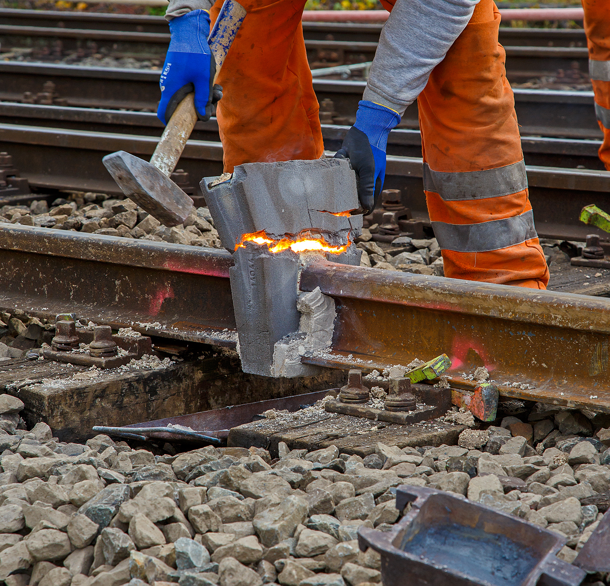 
Thermitschweißen am 31.10.2020 an der Hellertalbahn (KBS 462 / DB-Streckennummer 2651) hier Gleis 1 vom Bahnhof Herdorf.

Bild 6 – Der leere Reaktionstiegel wurde abgehoben und die Formhaltebleche entfernt. Nach ca. 4 bis 5 Minuten wird der obere Bereich der Form abgeschlagen.