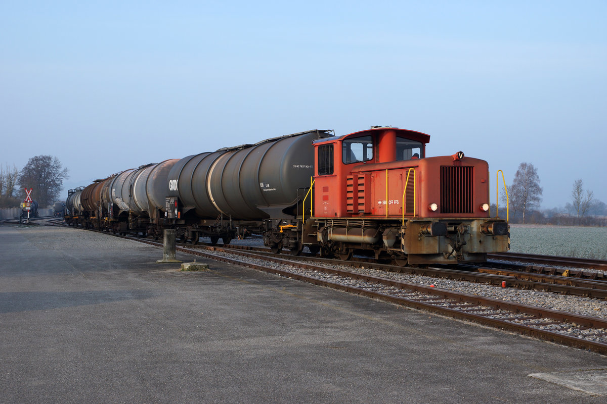 THOMMEN/SBB: Bereits seit einigen Wochen konnte der Tm 9669, ehemals SBB, auf Rangierfahrten der Firma THOMMEN von R�ti bei B�ren beobachtet werden. Die beiden Aufnahmen des selben Zuges mit Kesselwagen, sind am 15. M�rz 2016 in Arch auf der gleichen Fotostelle entstanden. Diese Aufnahmen dokumentieren die unterschiedliche Stirnfront der Lok, die durch die L�ftung des Dieselmotors bei Stillstand sowie auf der F A H R T entsteht.
Foto: Walter Ruetsch   