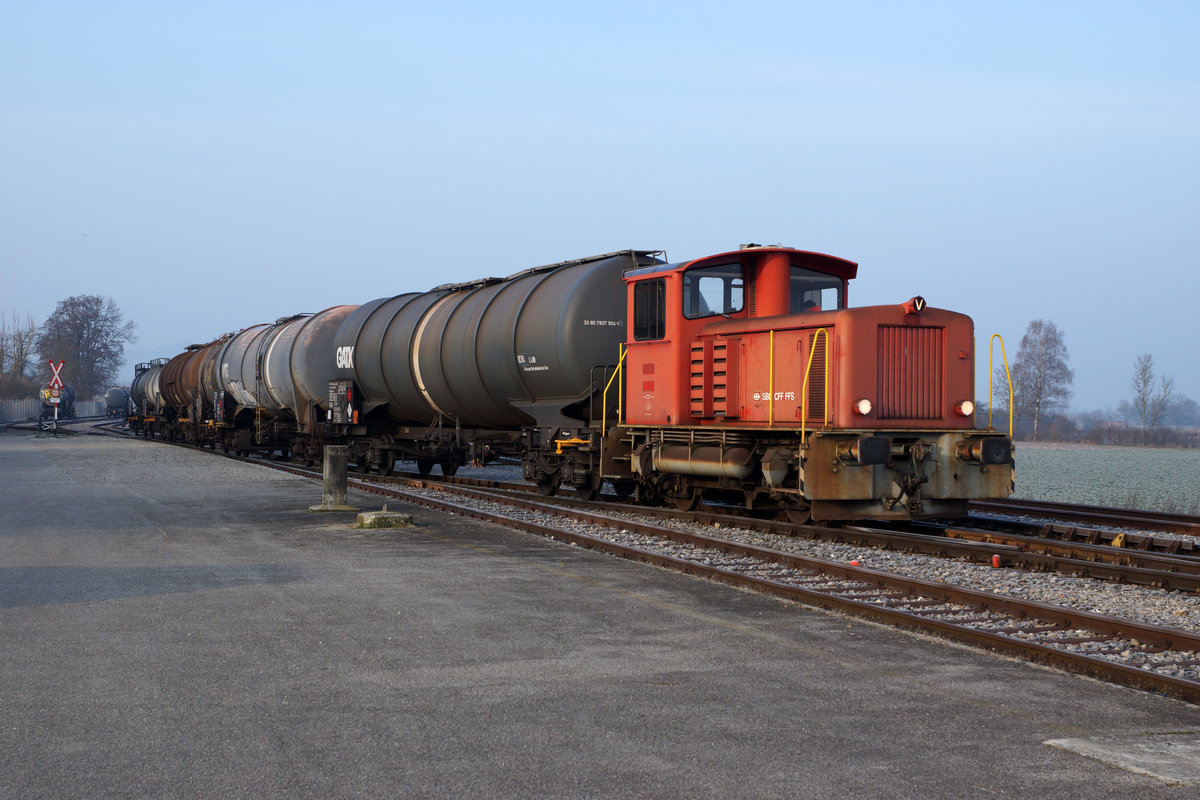 THOMMEN/SBB: Bereits seit einigen Wochen konnte der Tm 9669, ehemals SBB, auf Rangierfahrten der Firma THOMMEN von Rüti bei Büren beobachtet werden. Die beiden Aufnahmen des selben Zuges mit Kesselwagen, sind am 15. März 2016 in Arch auf der gleichen Fotostelle entstanden. Diese Aufnahmen dokumentieren die unterschiedliche Stirnfront der Lok, die durch die Lüftung des Dieselmotors bei S T I L L S T A N D sowie auf der Fahrt entsteht.
Foto: Walter Ruetsch 