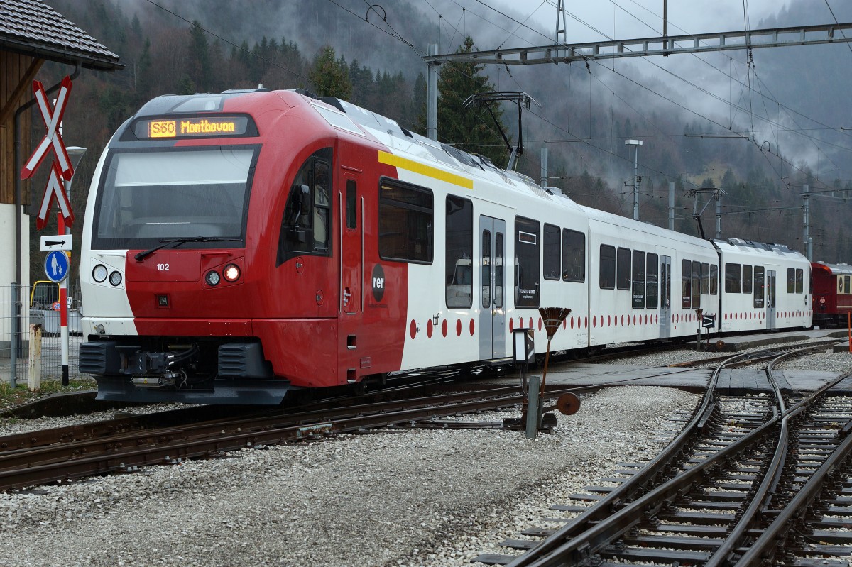TPF: Noch etwas gewöhnungsbedürftig sind die neuen Triebzüge, die seit dem Dezember 2015 das Bild der TPF prägen.  Be 2/4 102 mit der S60 Montbovon–Broc  Fabrique kurze Zeit vor der Abfahrt in Richtung Bulle am 9. Januar 2016. Zur Zeit der Aufnahme hatte der Wagenführer die korrekte Anschrift noch nicht vorgenommen. Die TPF hat sechs dieser modernen Triebzüge von Stadler Rail im Betrieb. Die alte Flotte konnte dadurch  pensioniert  werden. 
Foto: Walter Ruetsch
