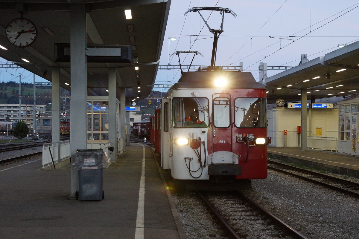 TPF: Regionalzug in Bulle mit dem BDe 4/4 141 (1972) (ehemals GFM) kurz vor der Abfahrt nach Broc am 12. November 2015. Wenn man in Riedholz um 04:00h aufsteht, reicht die Zeit f�r eine erste Aufnahme um 07:13h in Bulle . Nat�rlich erst noch per Bahn, wie es sich f�r einen echten Eisenbahnfotografen geh�rt.
Foto: Walter Ruetsch 