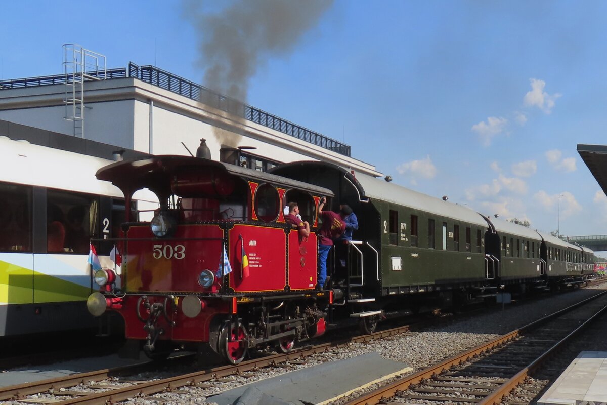 Tramlok 503 der AMTF/Train 1900 steht in Wolsztyn und zieht nach der Lokparade ein Dampfpendelzug nach Stefanowo.