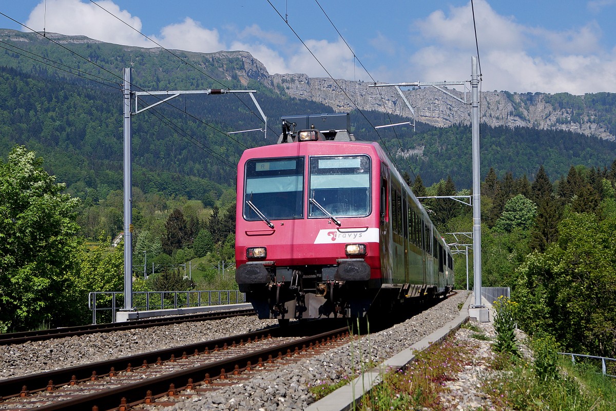 TRAVYS: Travys NPZ als Regionalzug Vallorbe-Le Brassus vor der Kulisse des Mont d'Or aufgenommen am 16. Mai 2015.
Foto: Walter Ruetsch