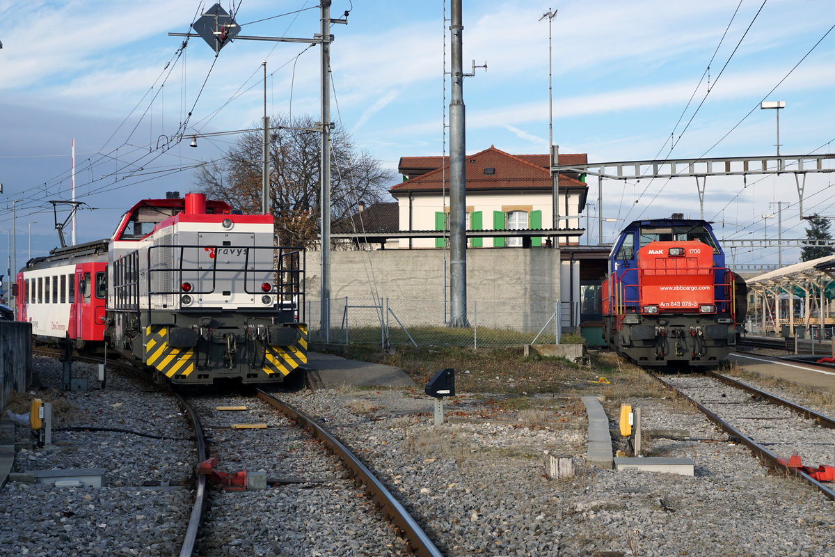 TRAVYS/OC:
Impressionen der Chemin de fer Orbe-Chavornay vom 17. November 2017.
TRAVYS betreibt die Bahnstrecken Yverdon  les Bains - St. Croix YStC, Vallorbe - Le Brassus PBr, Orbe - Chavornaye OC sowie den Stadtbus Yverdon-les-Bains und mehrere Autobuslinien der Region Orbe, Chavornaye, Vallorbe. Auf der früheren OC geniesst seit Jahren vor allem der Güterverkehr den höheren Stellenwert als der Personenverkehr.
Im neuen Farbkleid von TRAVYS präsentiert sich auf der ehemaligen OC nur die neue Am 842 705-6. Ausgeliefert wurde sie an Tamoil RSO Services S.A., Raffinerie de Collombey im Jahre 2011. Nach deren Schliessung wurde sie am 12. April 2016 von TRAVYS für den Güterbetrieb auf der Strecke Nestlé - Chavornaye übernommen. In der engeren Umgebung vom Bahnhof Chavornay ist auch SBB Cargo mit einer Am 843 im Rangierdienst tätig.
Infolge der zahlreichen Rangierfahrten verkehren die Personenzüge der OC nur noch am Nachmittag. Am Morgen stehen Bahnersatzbusse von TRAVYS im Dienst.
Foto: Walter Ruetsch
