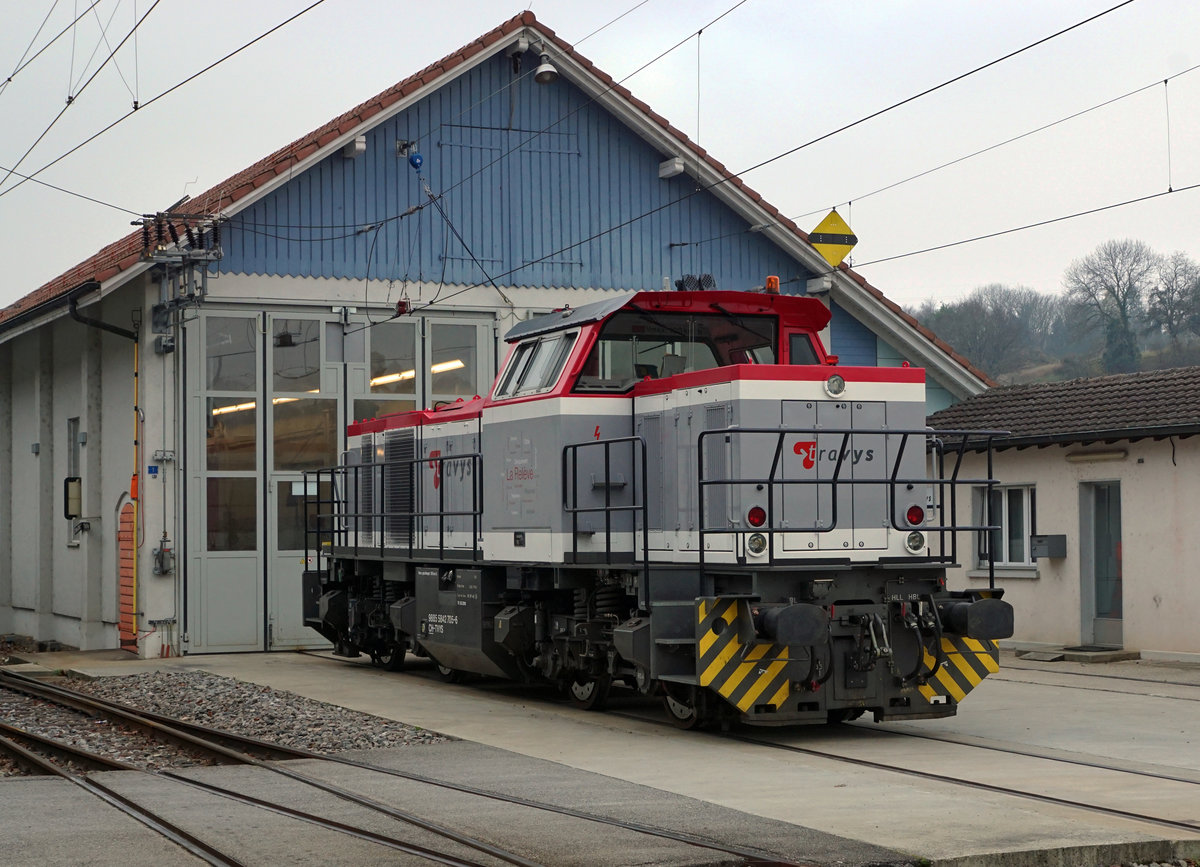 TRAVYS/OC:
Impressionen der Chemin de fer Orbe-Chavornay vom 17. November 2017.
TRAVYS betreibt die Bahnstrecken Yverdon  les Bains - St. Croix YStC, Vallorbe - Le Brassus PBr, Orbe - Chavornaye OC sowie den Stadtbus Yverdon-les-Bains und mehrere Autobuslinien der Region Orbe, Chavornaye, Vallorbe. Auf der früheren OC geniesst seit Jahren vor allem der Güterverkehr den höheren Stellenwert als der Personenverkehr.
Im neuen Farbkleid von TRAVYS präsentiert sich auf der ehemaligen OC nur die neue Am 842 705-6. Ausgeliefert wurde sie an Tamoil RSO Services S.A., Raffinerie de Collombey im Jahre 2011. Nach deren Schliessung wurde sie am 12. April 2016 von TRAVYS für den Güterbetrieb auf der Strecke Nestlé - Chavornaye übernommen.
Foto: Walter Ruetsch