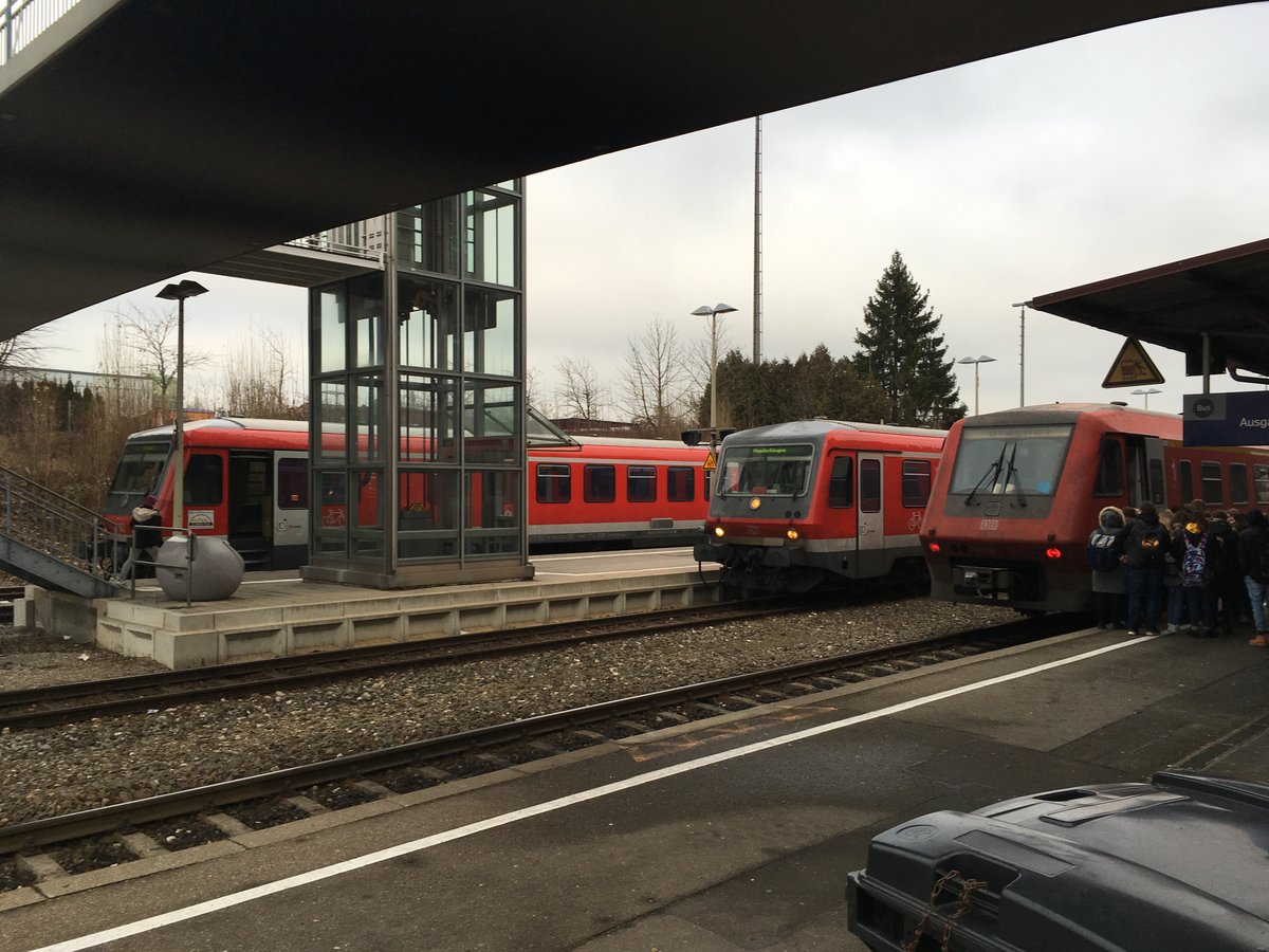 Triebwagen Treff in Ehingen an der Donau: 

Auf Gleis 1 eingefahren der 611 046 als Ire 3209 (Neustadt (Schwarz) - Ulm Hbf)

Auf Gleis 2 steht der 628 004 als Rb 22364 nach Munderkingen

Auf Gleis 3 im Hintergrund etwas verdeckt noch zu sehen der 628 002 als Rb 22371 nach Ulm Hbf

Aufnahme am 19.12.16