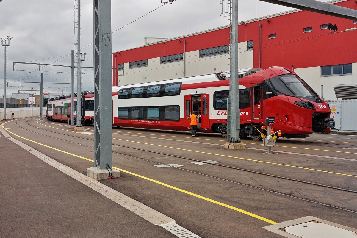Triebzug 2410 steht in der Abstellung neben der Stra�enbahnhaltestelle: Lyc�e Bonnevoie, gesehen als wir an der Haltestelle ausgestiegen sind. Von der Stra�e aus mit dem H�ndy durch den Zaun aufgenommen. 24.07.2024 