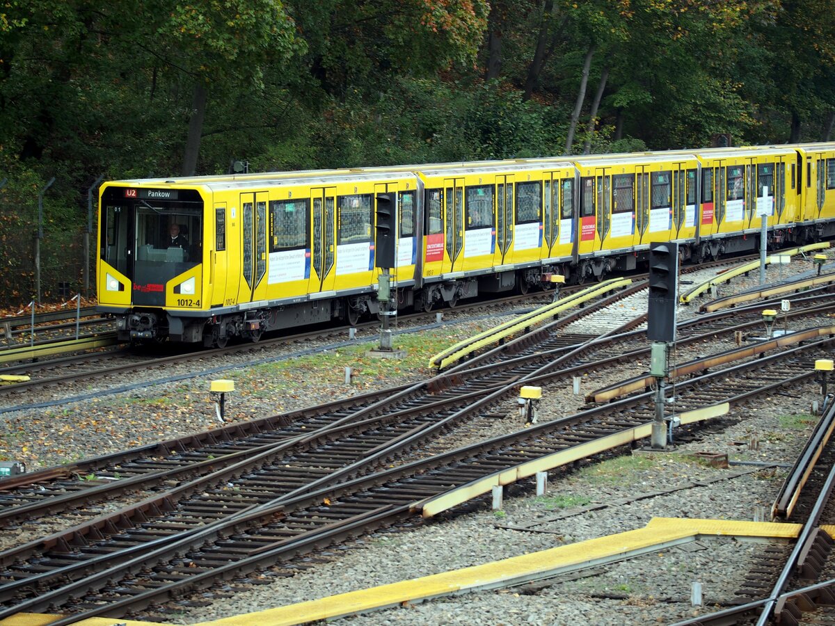 U-Bahn Berlin, HK 06 Nr.1012 Typ 4*4x TwZR von Bombardier Baujahr 2006 mit Werbung  Gewaltambulanz  in der Einfahrt zur Station Olympiagelände Berlin am 21.10.2019.