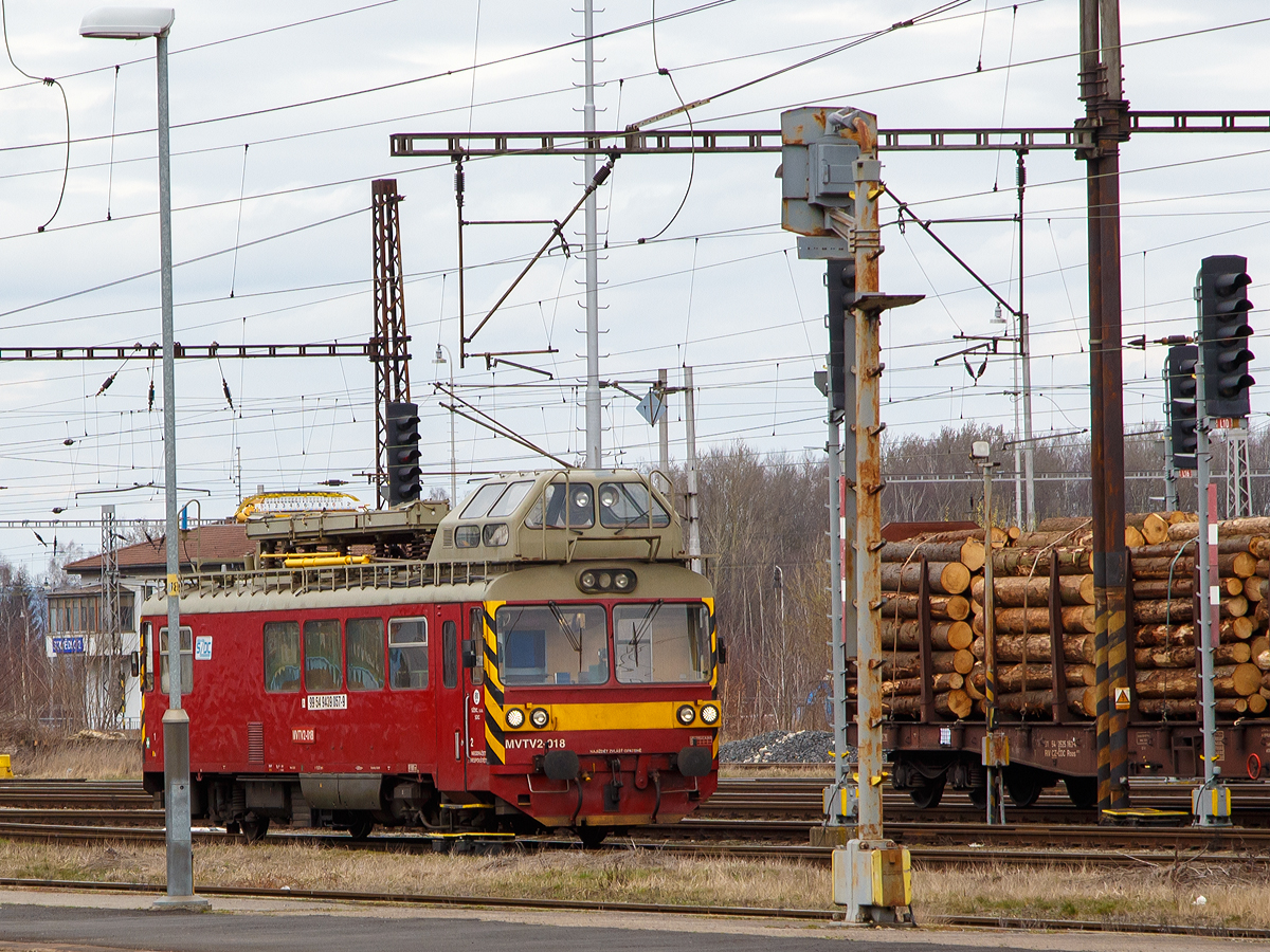 �ber die Bahnsteige hinweg kann ich ihn erwischen...

Der tschechische Turmtriebwagen MVTV 2 – 018 (99 54 9439 057-9) der S�DC f�hrt am 27.03.2016 durch den Bahnhof Cheb (Eger).

Auf Basis der zweiachsigen Triebwagen der Baureihe M152.0 (sp�ter 810) wurden ab 1981 Bahndienstfahrzeuge gebaut. Die Turmtriebwagen wurden als M153.0 bezeichnet, im neuen Nummernschema bekamen sie die Baureihenbezeichnung 892. Heutzutage werden diese als MVTV 2 (in Tschechien) bzw. MVTV02 (in der Slowakei) bezeichnet.

Technische Daten:
Hersteller:  Vagonka Studenka
Baujahre 1981 bis 1992 (dieser 1983)
Hergestellte St�ck  112 
Spurweite: 1.435 mm (Normalspur)
Achsformel:  1'A' 
L�nge �ber Puffer:  13.970 mm
Leergewicht:  23,5  t
H�chstgeschwindigkeit: 80 km/h
Motor:  LIAZ ML 634, ein 6-Zylinder-Reihendieselmotor mit Direkteinspritzung
Installierte Leistung:  155 kW
Anfahrzugkraft: 	29 kN
Drehzahl: 600 bis 2.150 U/min
Kraft�bertragung:  hydromechanisch (Dieselmotor auf Hydrogetriebe �ber Gelenkwelle auf das Achsgetriebe)
Hydrogetriebe: Praga 2M70
Achsgetriebe: NKR 16


S�DC - Spr�va �elezničn� dopravn� cesty (deutsch: Verwaltung der Eisenbahn-Verkehrswege) ist das staatliche Eisenbahninfrastrukturunternehmen in Tschechien. Die S�DC ist als staatliche Organisation  der Betreiber und Eigent�mer aller Eisenbahnstrecken in tschechischem Staatsbesitz. Die Gesellschaft entstand am 1. Januar 2003 durch Abspaltung von der staatlichen Eisenbahngesellschaft Česk� dr�hy (ČD).
