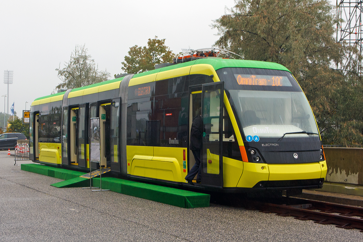 
Ukrainisches Stra�enbahn Deb�t auf der InnoTrans2014....
Die ukrainische Firma Elektrotrans, einem joint venture von Electron (Ukraine) und TransTec Vetschau (Deutschland) pr�sentierten auf der InnoTrans 2014 in Berlin (26.09.2014) die OmniTram, ein dreiteiliges 100%-Niederflurstra�enbahn-Fahrzeug in Meterspur f�r die ukrainische Stadt Lwiw (Lemberg).

OmniTram ist eine v�llige Niederflurstra�enbahn vom Typ Т3L44 „Elektron“ und ist ein Einrichtungswagen. Da er von Hinten wie ein Omnibus aussieht, bekam er wohl den Namen „OmniTram“. Neben diesen meterspurigen Fahrzeugen werden auch Fahrzeuge mit 1.435 und 1524 mm angeboten.
Die Fahrzeuge sollen um bis zu 40% Stromsparen durch R�ckgewinnung. Mit den serienm��igen Batterien kann das Fahrzeug bis zu 1 km, mit einer Geschwindigkeit von 5 km/h, ohne Fahrleitung fahren. Bei zus�tzlichen Batterien sind bis zu 10 km bei einer Geschwindigkeit von 20 km/h m�glich.

Technische Daten:
Modellbezeichnung: T3L44
L�nge: 19,5 m
Breite: 2300 mm
H�he (ohne Stromabnehmer): 3,2 m
Spurbreite: 1000
Anzahl der Achsen: 4
Achsormel: Bo-Bo
Anzahl der Sitzpl�tze: 35 
Niederflur, f�r stehende Fahrg�ste: 100%
Treibraddurchmesser: 660 (neu) / 580 (abgenutzt)
Maximale Steigung: 8 %
Minimaler Kurvenradius: 16 m
Achsabstand im Drehgestell: 1.900 mm
Menge der einfl�geligen / zweifl�geligenT�r: 2 / 2
�ffnungsbreite der einfl�geligen / zweifl�geligen T�r: 650 / 1.300 mm
Eigengewicht: 23,8 t
Zul. Gesamtgewicht: 34,7 t
H�chstgeschwindigkeit: 70 km/h
Stromsystem: 600  V DC (750 V DC m�glich)
