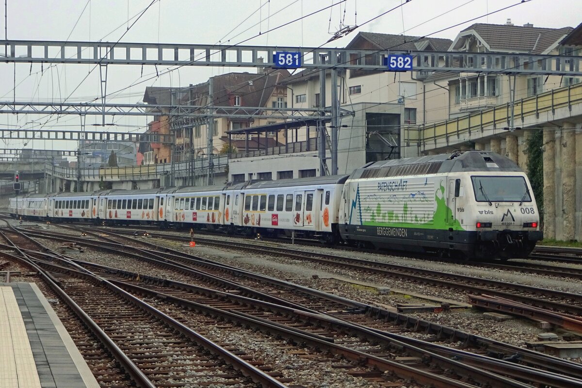 Und so sieht Vollwerbung aus: am 2 J�nner 2020 schiebt 465 008 (in Patenschaft Berggemeinde- Werbung) der Kambly EW-III Personenzug aus der Bahnhof von Spiez aus.