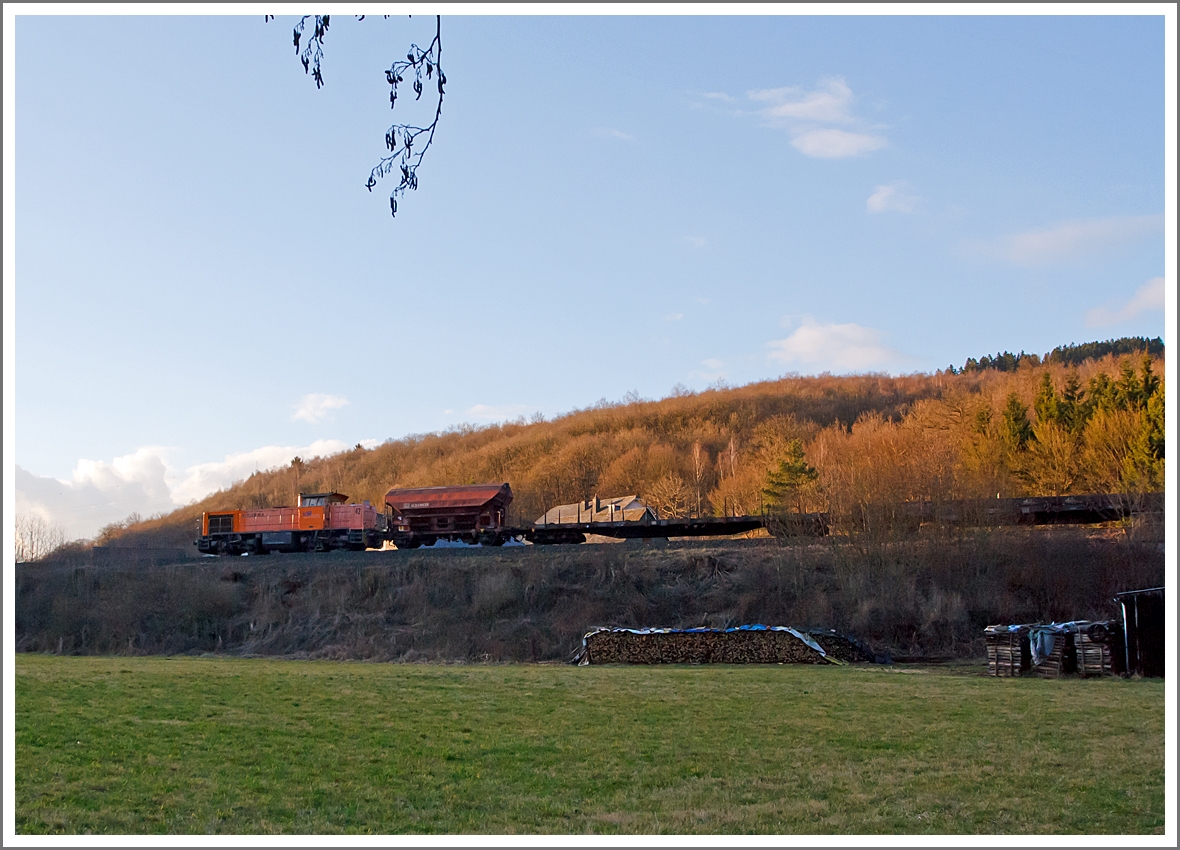 Und später konnte ich sie nachmal ablichten...

Die Lok 42 (92 80 1277 902-3 D-KSW) der KSW (Kreisbahn Siegen-Wittgenstein), eine MaK 1700 BB, am 17.02.2014 mit einem Güterzug (leere Wagen) auf Übergabefahrt auf der KBS 462 (Hellertalbahn) in Richtung Betzdorf, hier bei Sassenroth
