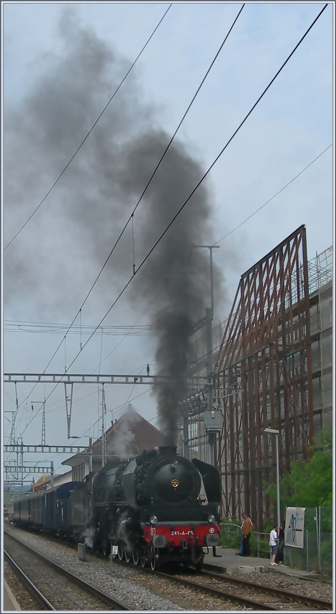 Und weiter gehts! Wie es sich für eine so grosse Lok gehört, natürlich mit mächtig viel Rauch.
Morges, den 30. Mai 2009  