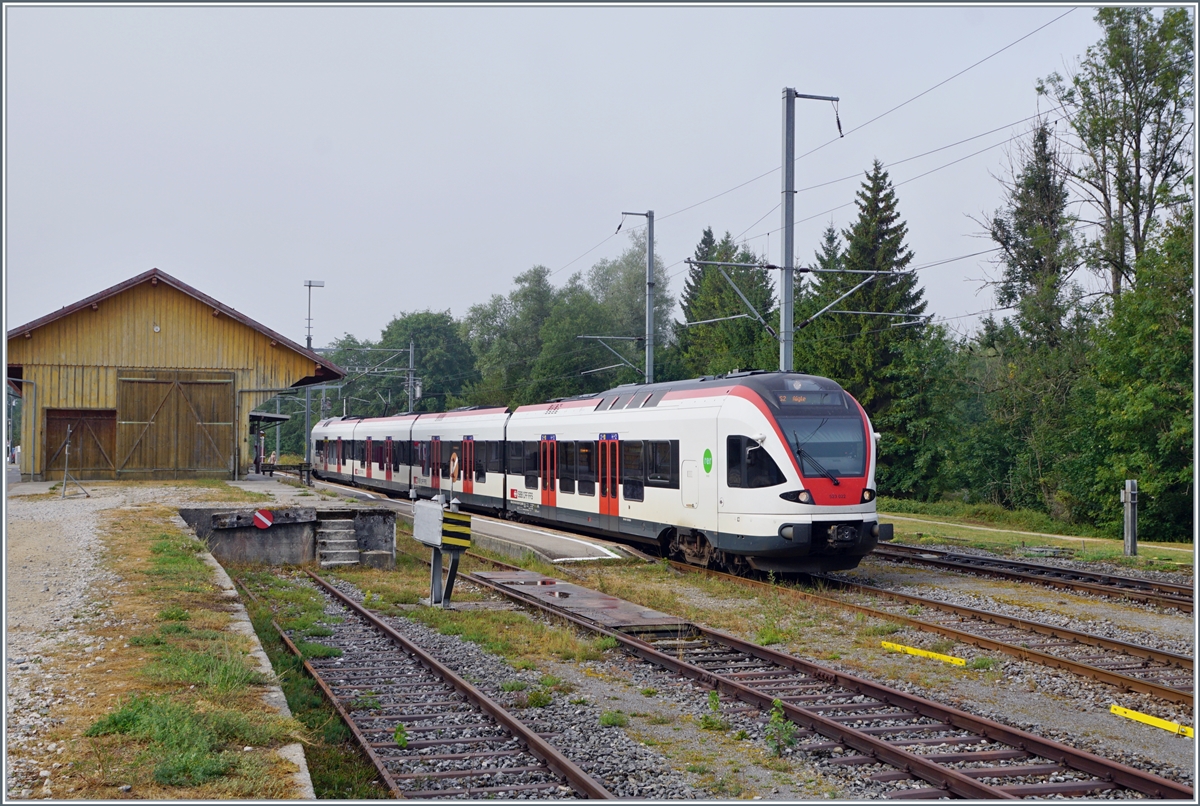 Unterwegs auf der neuen Direktverbindung von Le Brassus nach Aigle, konnte ich in Le Pont gerade genug Zeit, um den Zug zu verlassen, zu fotografieren und wieder einzusteigen bis er nach der Ankunft des Gegenzuges weiter fuhr. 

Der SBB RABe 523 022-7 (RABe 523 94 85 0 523 022-7 CH-SBB) als S2 unterwegs von Le Brassus nach Aigle beim Halt in Le Pont. 

15. August 2022