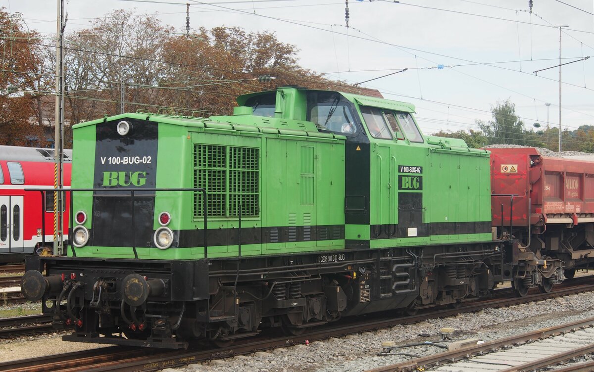 V 100 BUG 02 (3 202 501 3-D-BUG)  mit Schotterwagen in Ulm am 20.09.2014.
