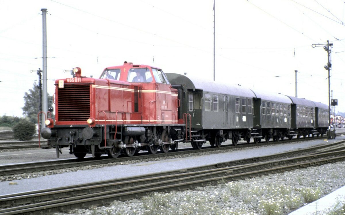 V 65 011 mit 3-achsigem Personenzug bei der Jubiläumsparade 150 Jahre Deutsche Eisenbahn in Nürnberg am 14.09.1985.