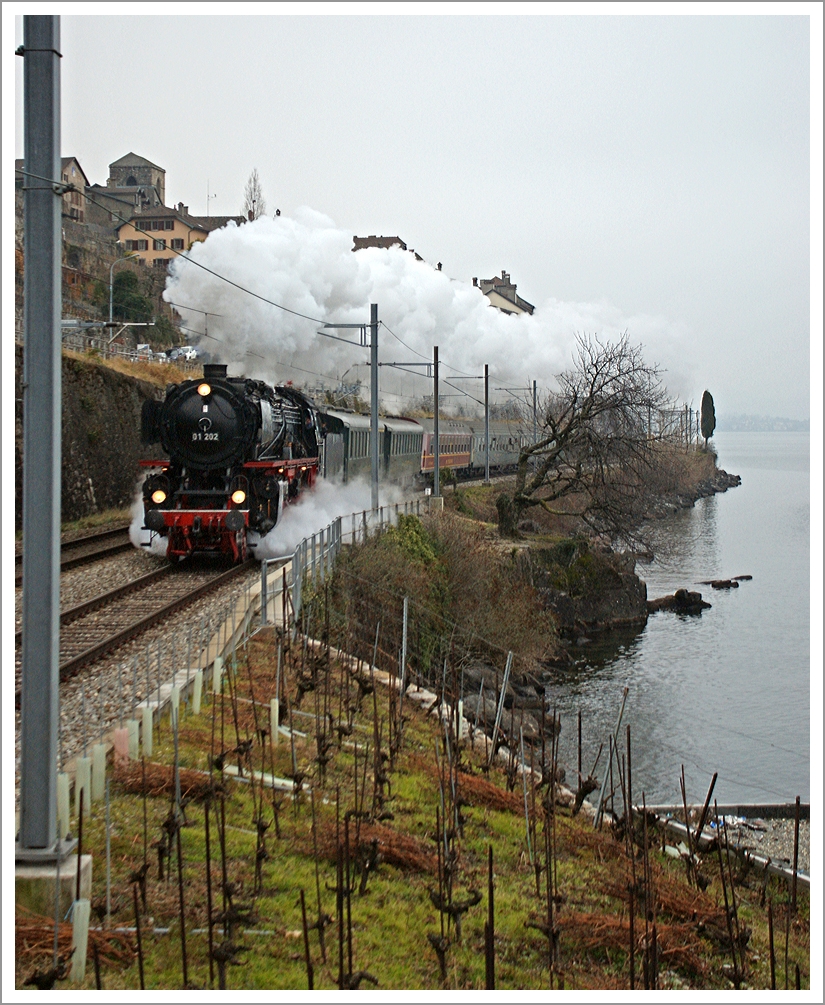 Version 1:
Die  Pacific  01 202 mit den  Alpine Steam Express  bei St-Saphorin am 19. Jan. 2014. 
Aufnahme und Copyright Stefan Wohlfahrt
