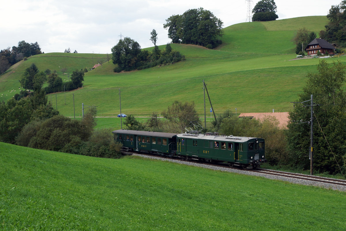 VHE/ Verein Historische Eisenbahn Emmental:
Anlässlich der Huttwiler Dampftage 2016 fand am 1. Oktober ein interessantes Triebwagentreffen statt.
Jungfernfahrt des frisch aufgearbeiteten ABDi 722 mit dem VHE BDe 2/4 240, ehemals EBT, auf der Museumsstrecke Sumiswald-Huttwil.
Foto: Walter Ruetsch