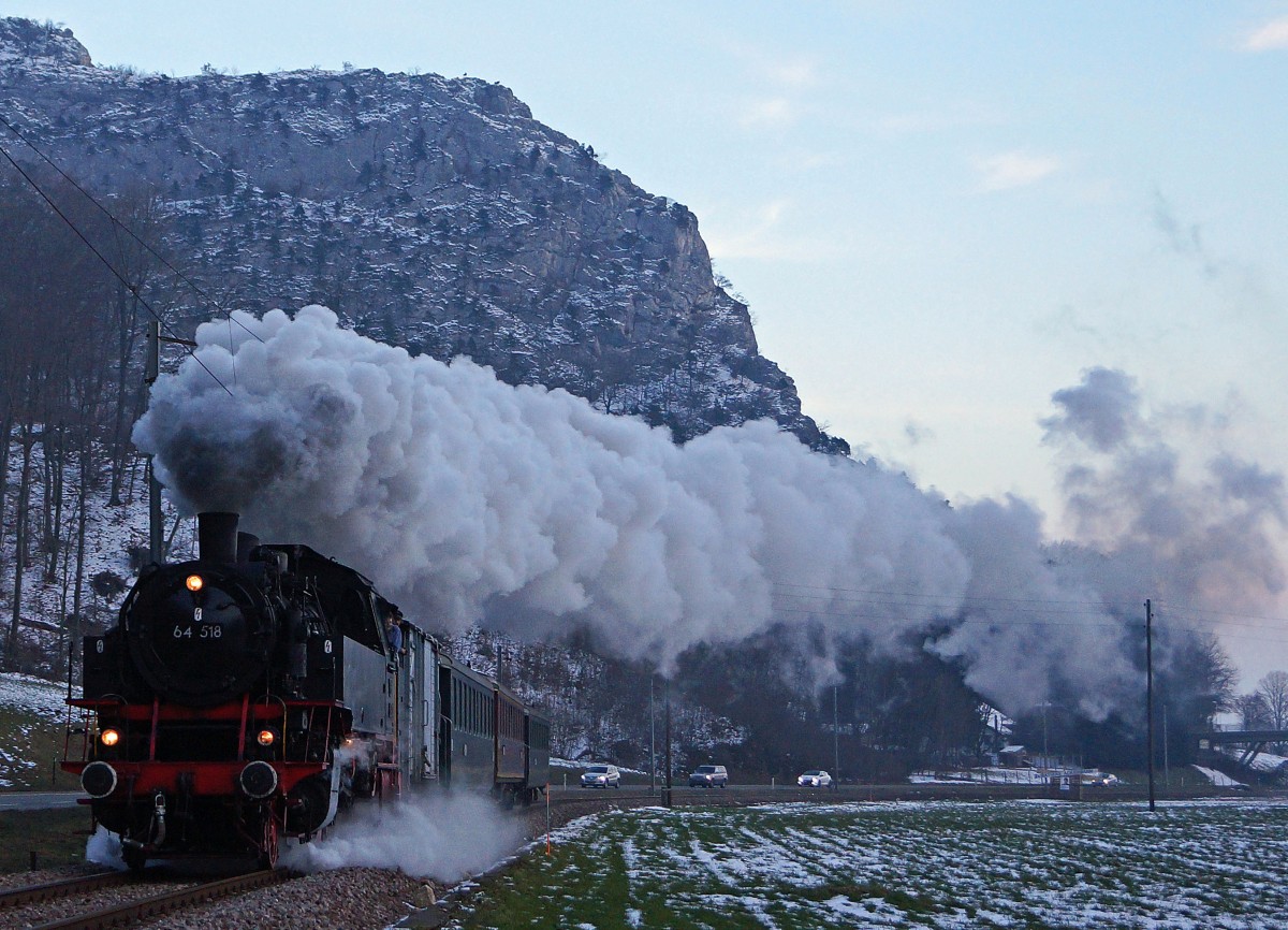 VHE: Winterdampf in der Region Oberaargau. Burgdorfer-Fonduefahrt 2014 mit der ex DB BR 64518 (BUBIKOPF) der VHE. Anl�sslich ihrer vorl�ufig letzten Fahrt, wurde die sch�ne Lok am sp�ten Abend des 25. Januar 2014 noch einmal in der Klus bei Balsthal  unter Volldampf  im Bilde festgehalten. Infolge einer gr�sseren Revision wird sie f�r ca. 2 Jahre aus dem Betrieb zur�ckgezogen.
Foto: Walter Ruetsch 